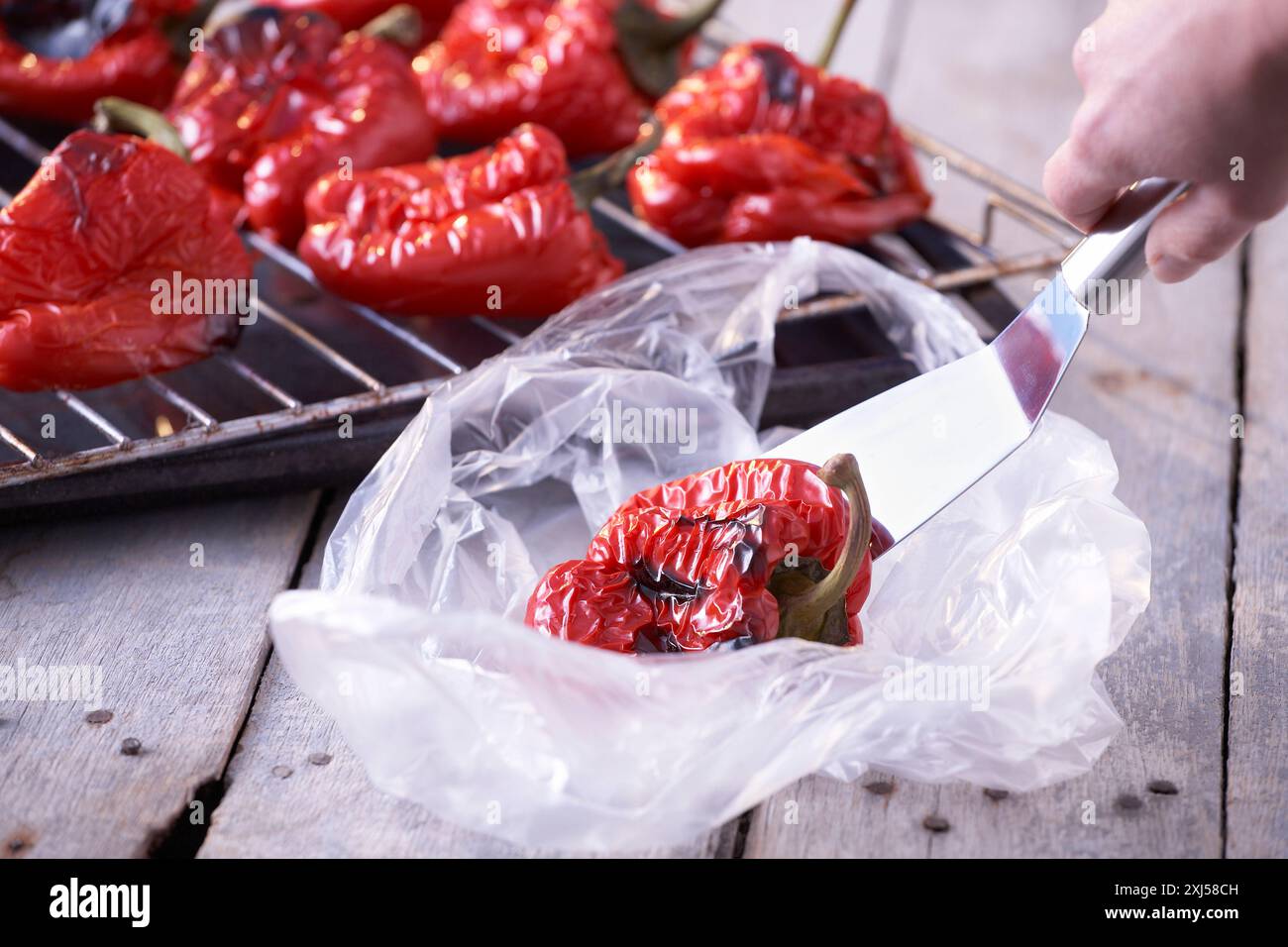 Rote Paprika auf dem Grill kochen Stockfoto