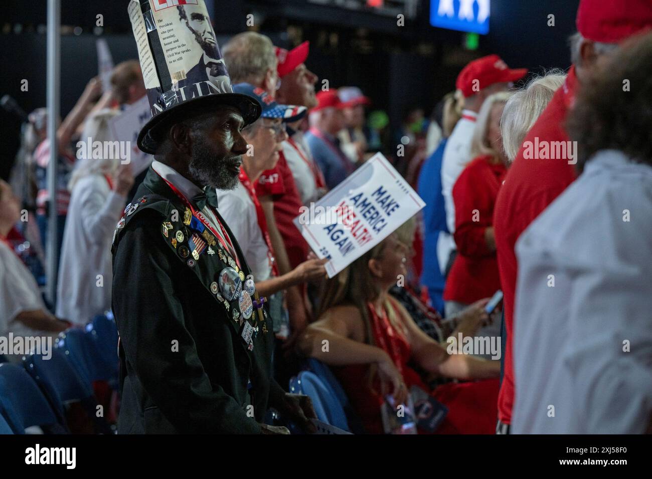 Milwaukee, Vereinigte Staaten. Juli 2024. Ein Teilnehmer mit einem Hut im Stil von Abraham Lincoln sieht auf der Republican National Convention in Milwaukee, Wisconsin, beim Fiserv Forum am Montag, den 15. Juli 2024. Quelle: Annabelle Gordon/CNP/dpa/Alamy Live News Stockfoto