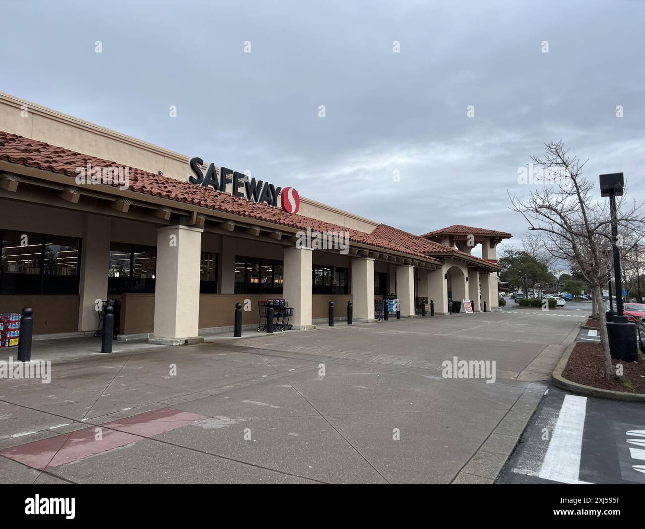 USA. Januar 2024. Außenansicht des Safeway Lebensmittelgeschäfts mit Logo und spanischem Ziegeldach an einem bewölkten Tag, Mount Diablo Boulevard, Lafayette, Kalifornien, 21. Januar 2024. (Foto: Smith Collection/Gado/SIPA USA) Credit: SIPA USA/Alamy Live News Stockfoto