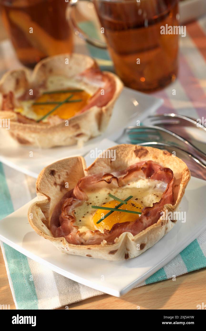 Blumenförmiges Kuschelei mit Schinken Stockfoto