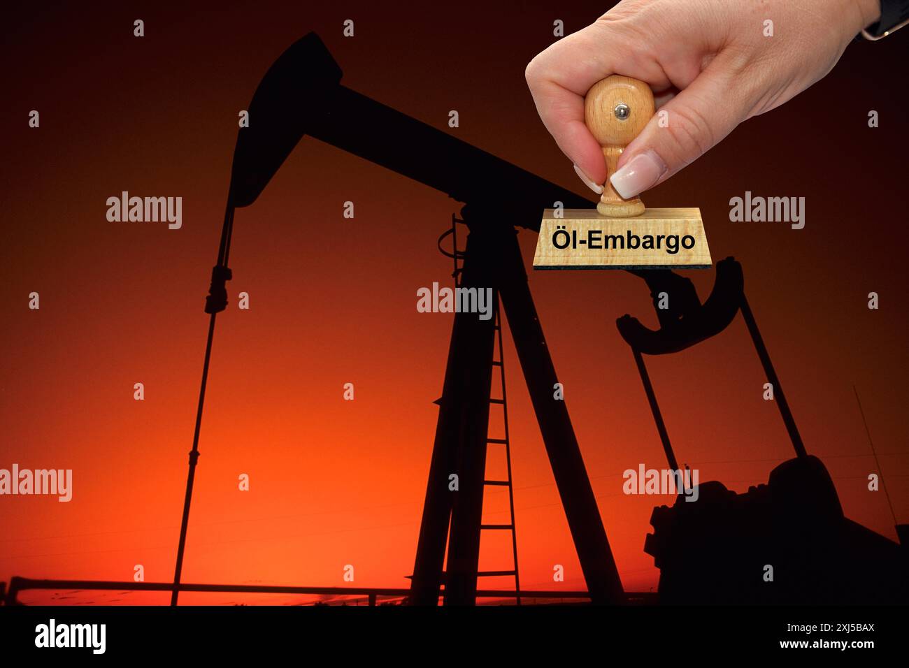 Ölembargo, Ölembargo, Frauenhand, Stempel, Sonnenuntergang, Ölproduktion, Ölpumpe, Russland, Russland Stockfoto