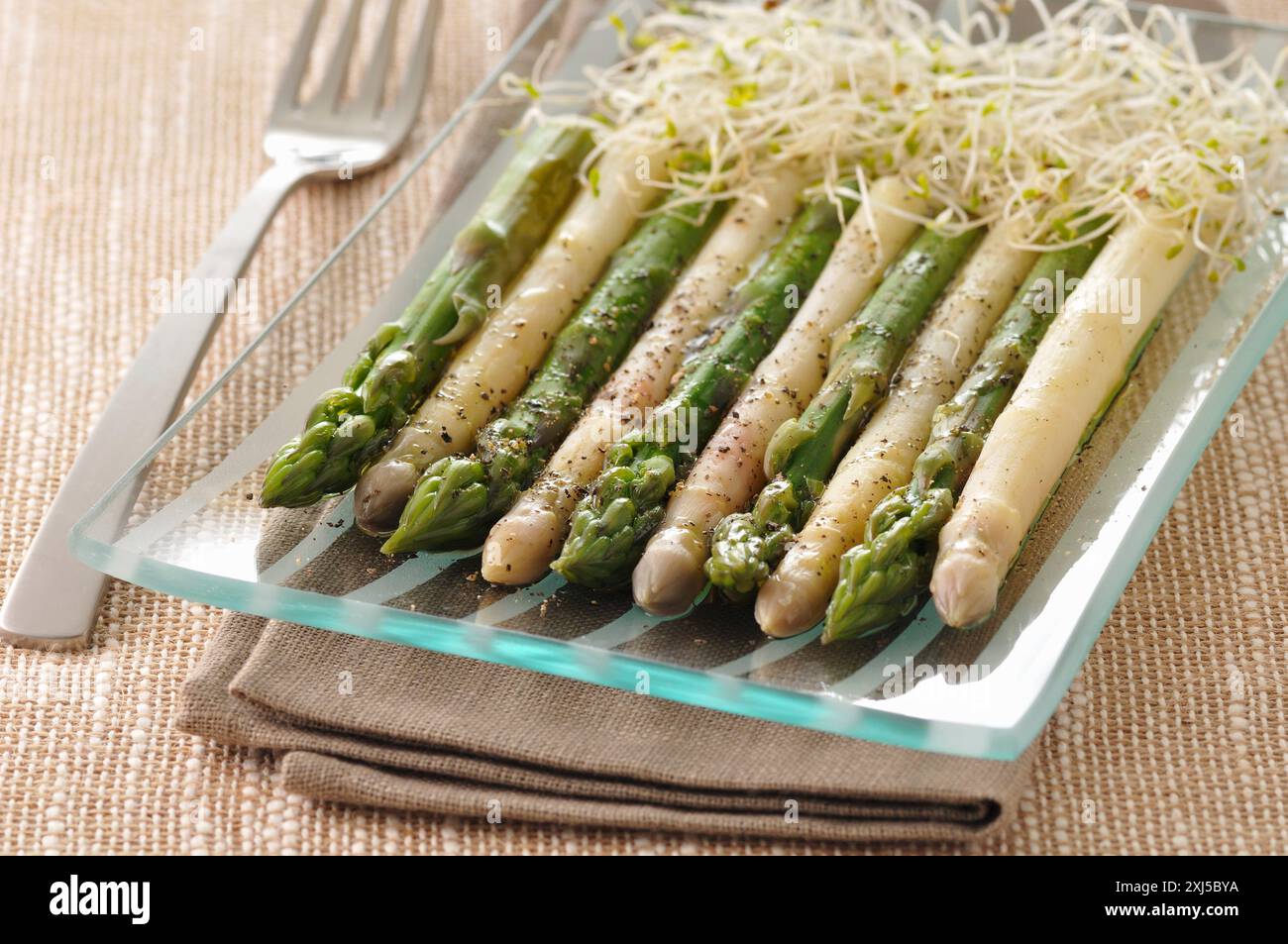 Grüner und weißer Spargel mit Alfafa Stockfoto