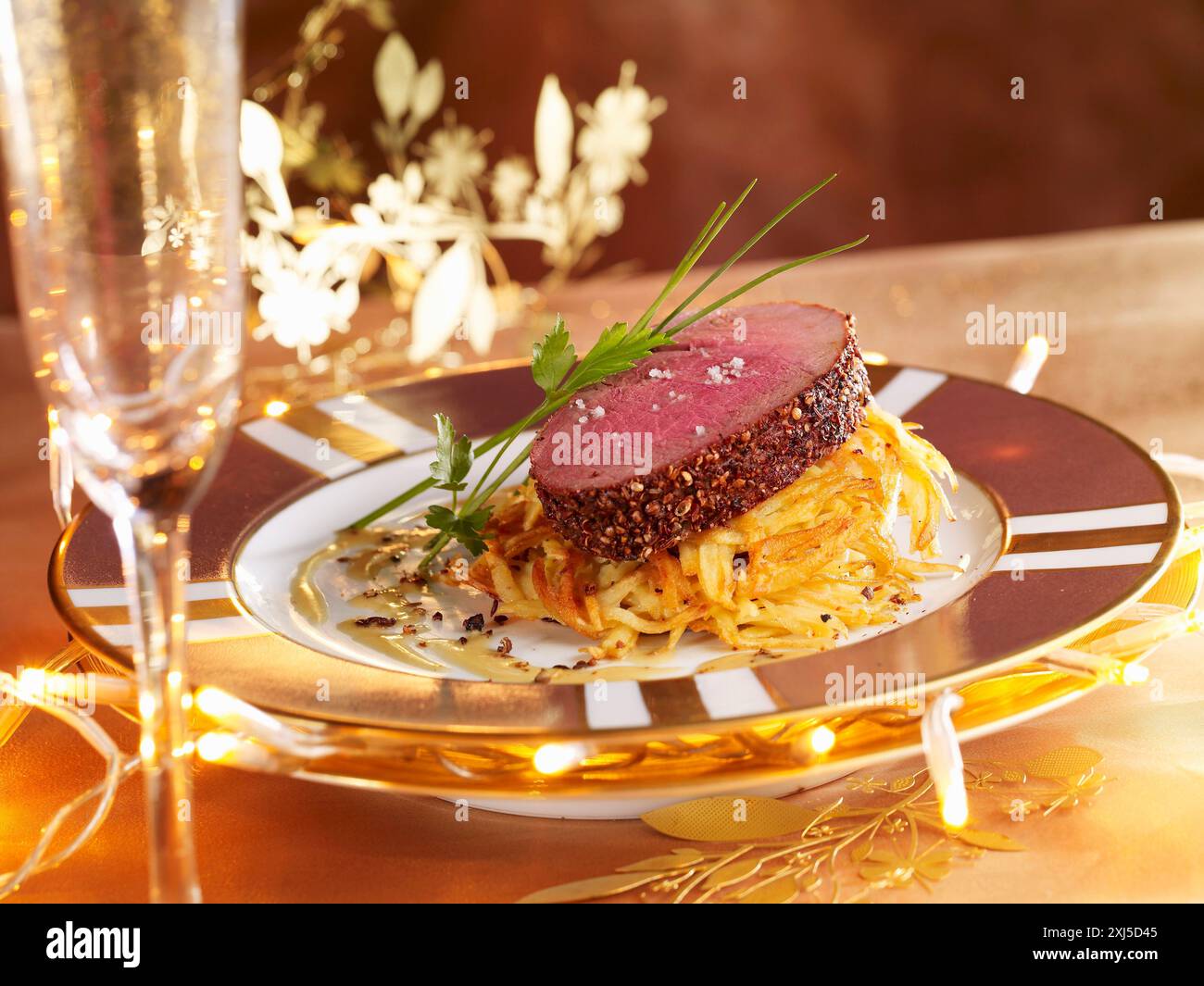 Straußenbraten in Scheiben mit scharfer Kruste Stockfoto