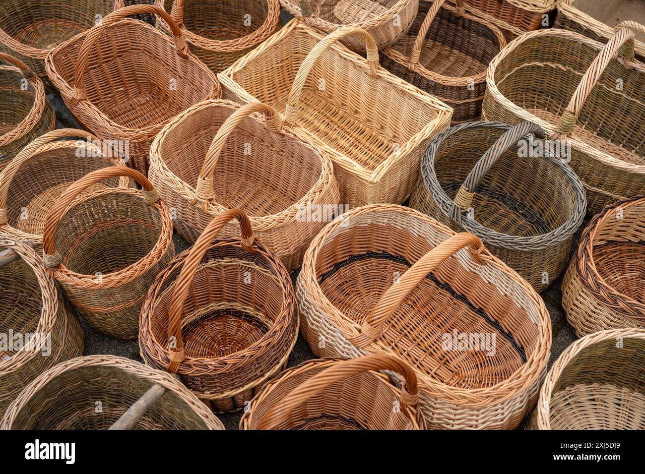 Verschiedene Korbkörbe, Aufhängekörbe, Einkaufskörbe, handgefertigt, in voller Größe, Baden-Württemberg, Deutschland Stockfoto