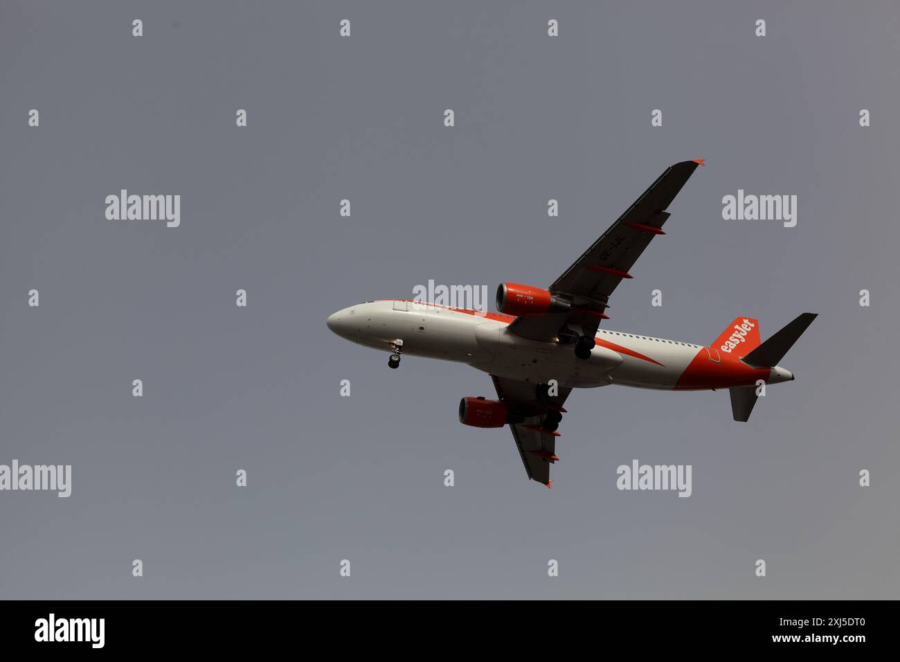 Porto, Portugal - 22. März 2024: Airbus A320 EasyJet landet am Flughafen Francisco Sá Carneiro, Porto Stockfoto