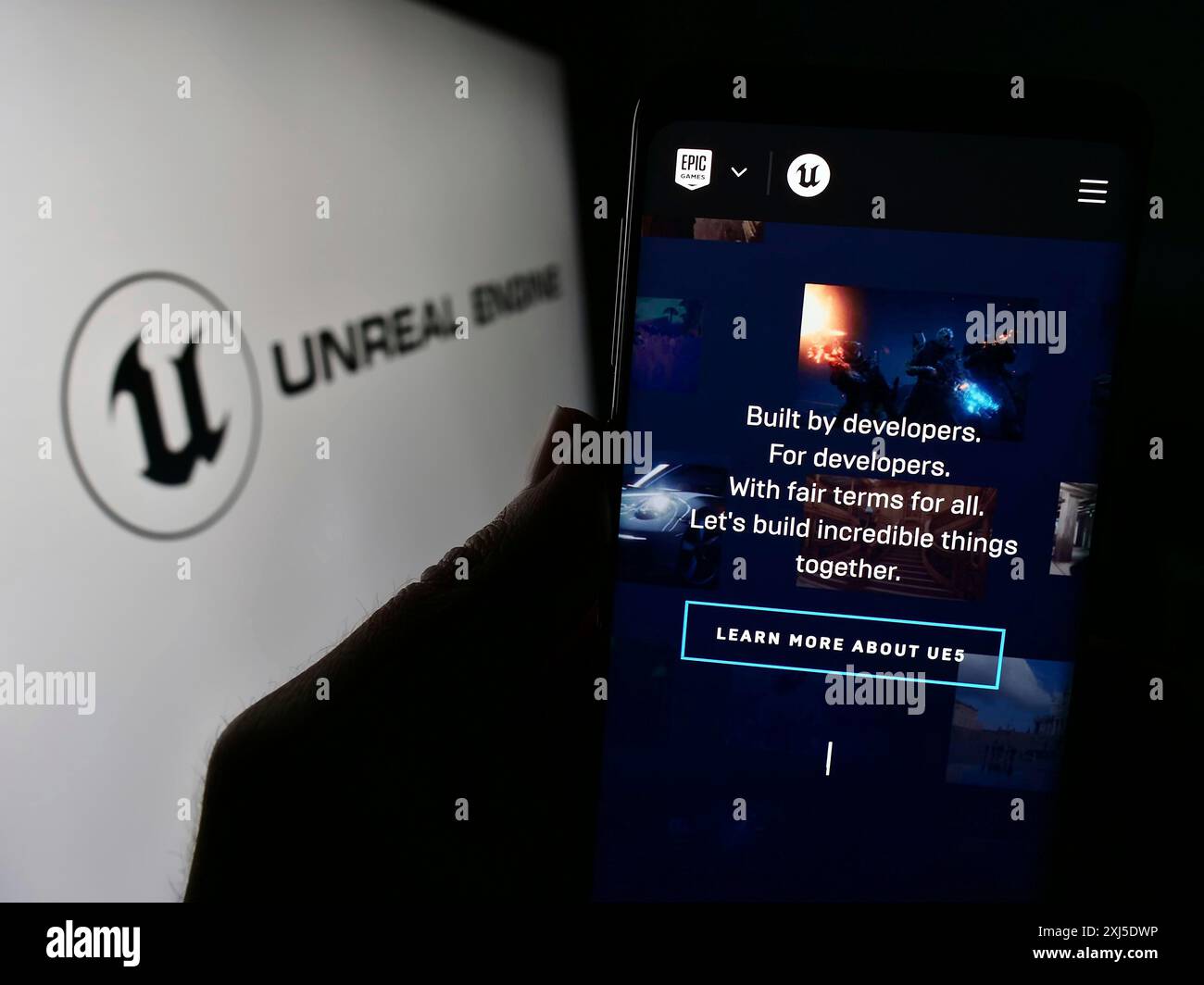 Stuttgart, Deutschland, 02.12.2024: Person, die ein Handy hält, mit Webseite der 3D-Spielesoftware Unreal Engine (Epic Games) vor dem Logo. Konzentrieren Sie sich auf Stockfoto