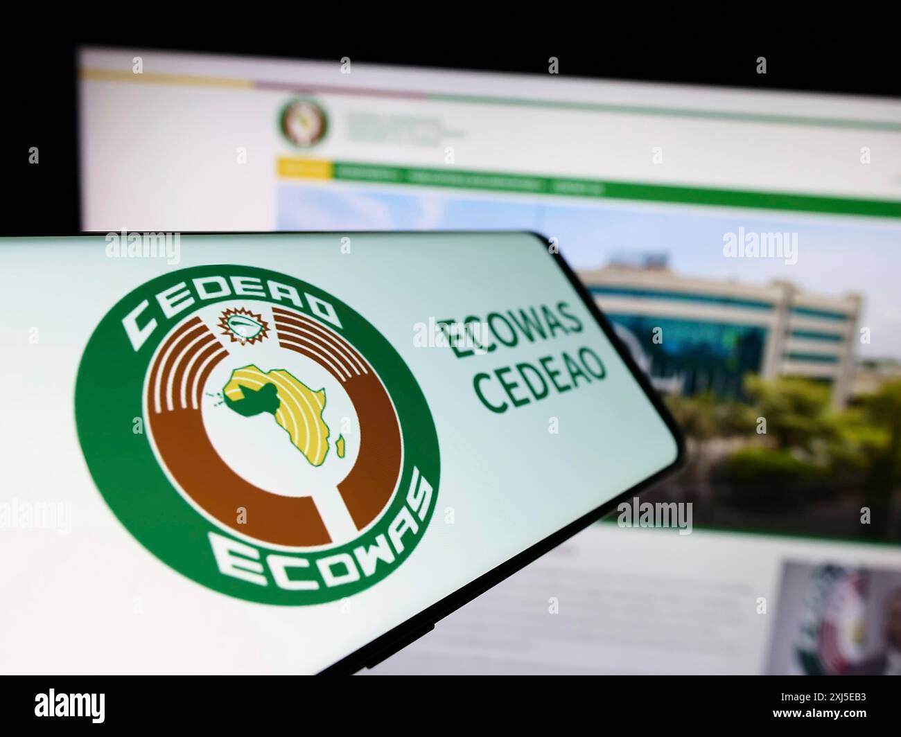 Stuttgart, Deutschland, 15.02.2024: Smartphone mit Logo der Wirtschaftsgemeinschaft westafrikanischer Staaten (ECOWAS) vor der Website. Fokus auf Mitte-links Stockfoto