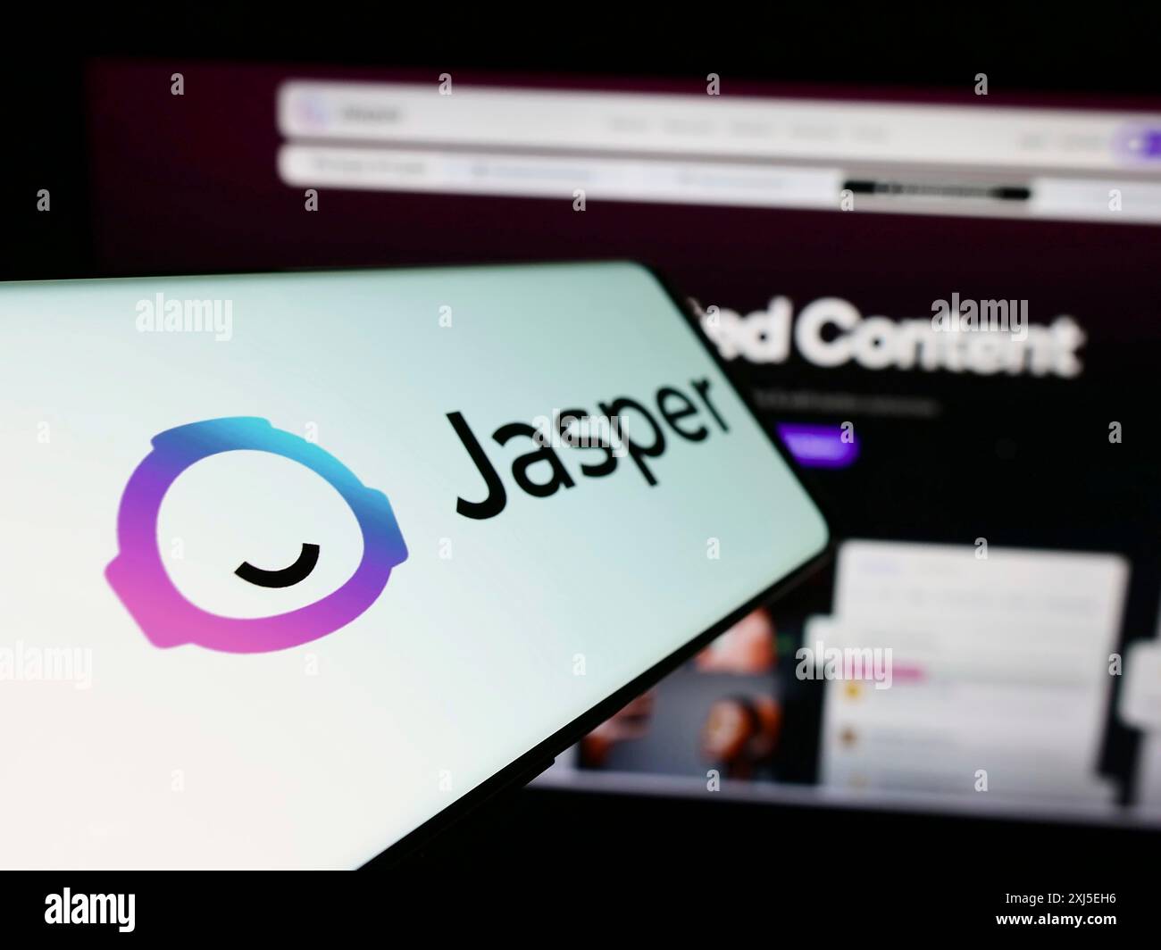 Stuttgart, Deutschland, 16.02.2024: Smartphone mit Logo des amerikanischen Künstlichen Intelligenz-Unternehmens Jasper AI Inc. Vor der Business-Website. Fokus Stockfoto