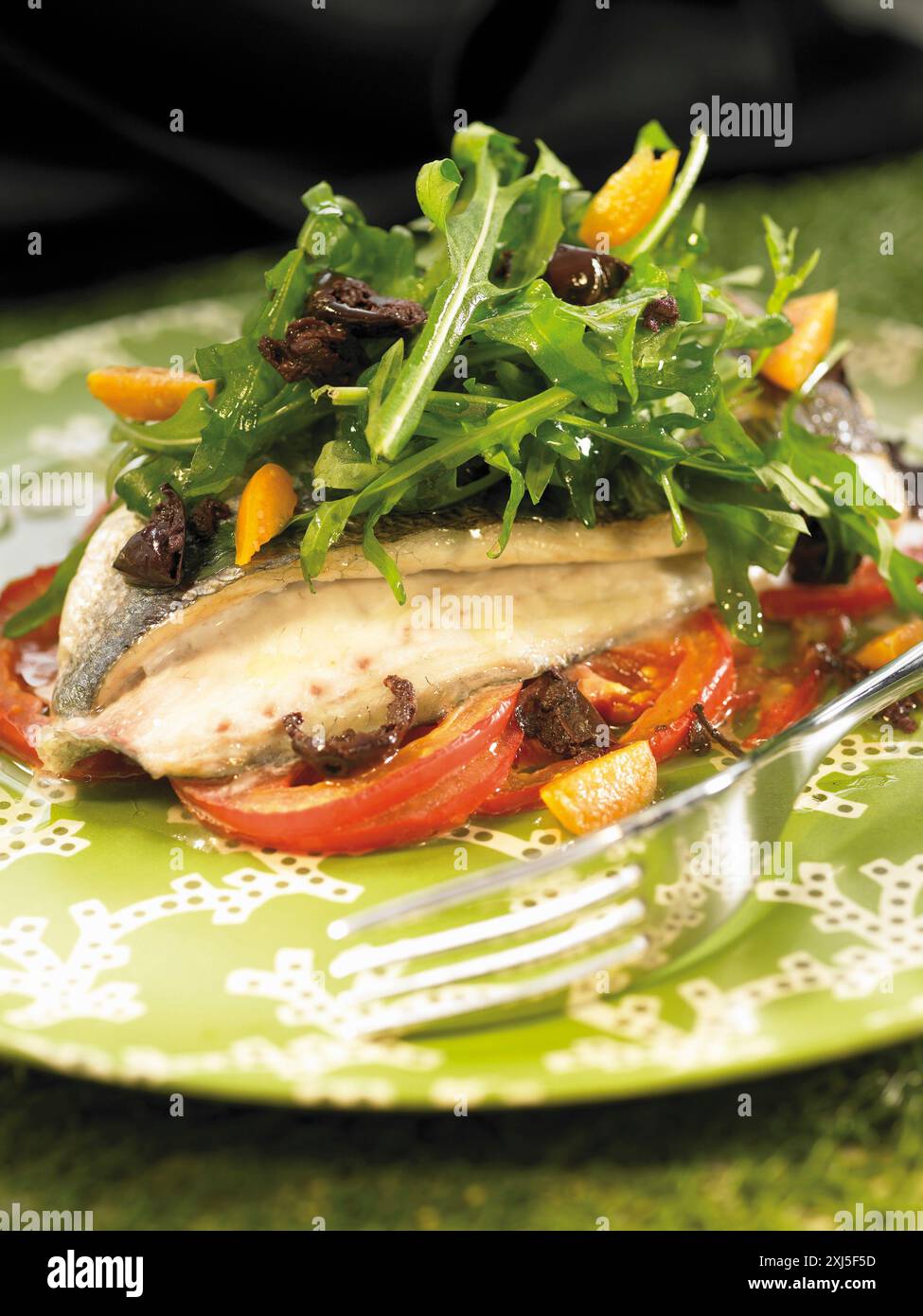 Ofengebackener Goldbrassen, Tomaten und Süßkartoffeln Stockfoto