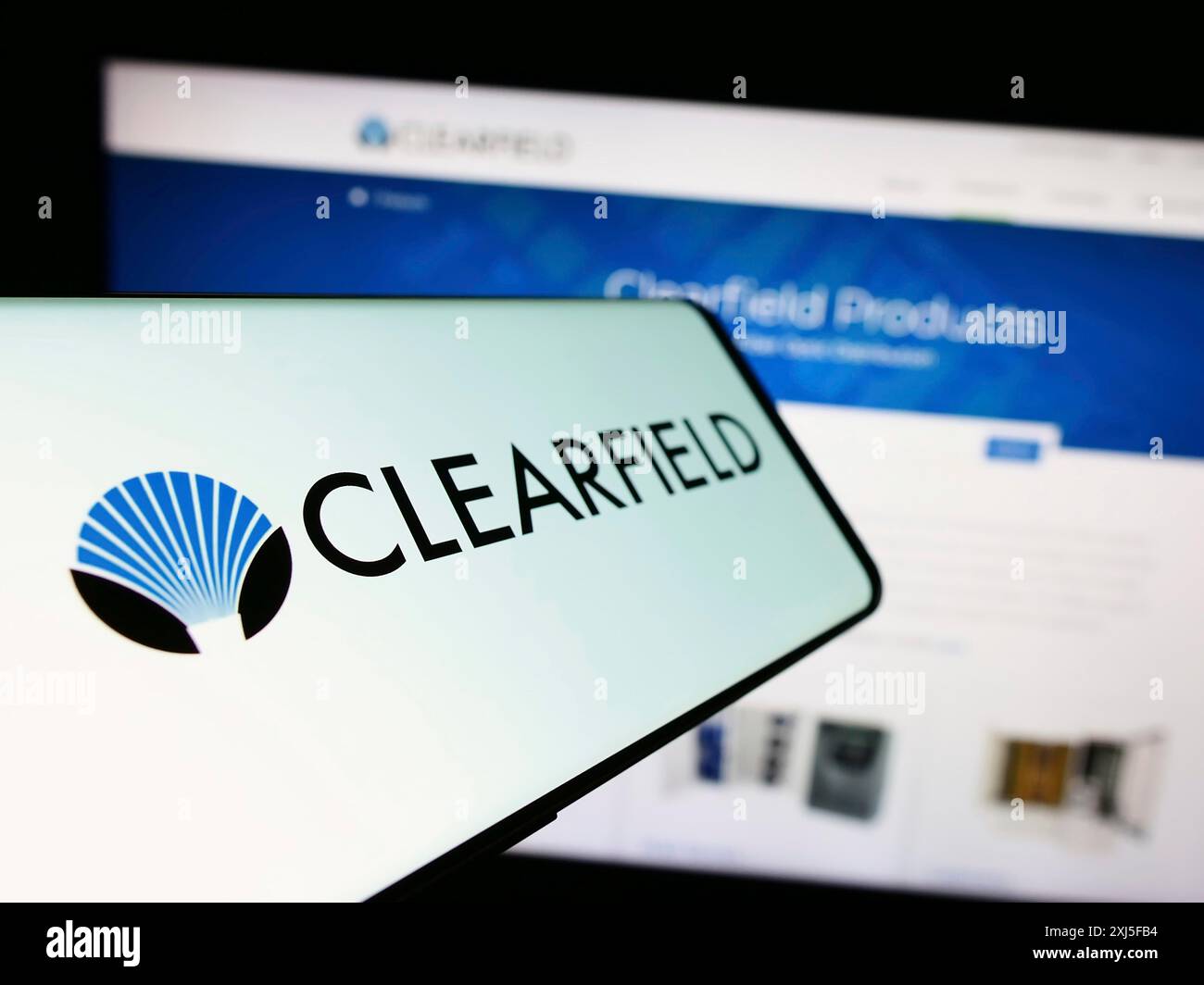 Stuttgart, 22.02.2024: Mobiltelefon mit Logo des amerikanischen Konnektivitätsprodukteunternehmens Clearfield Inc. Vor der Business-Website. Konzentrieren Sie sich auf Stockfoto