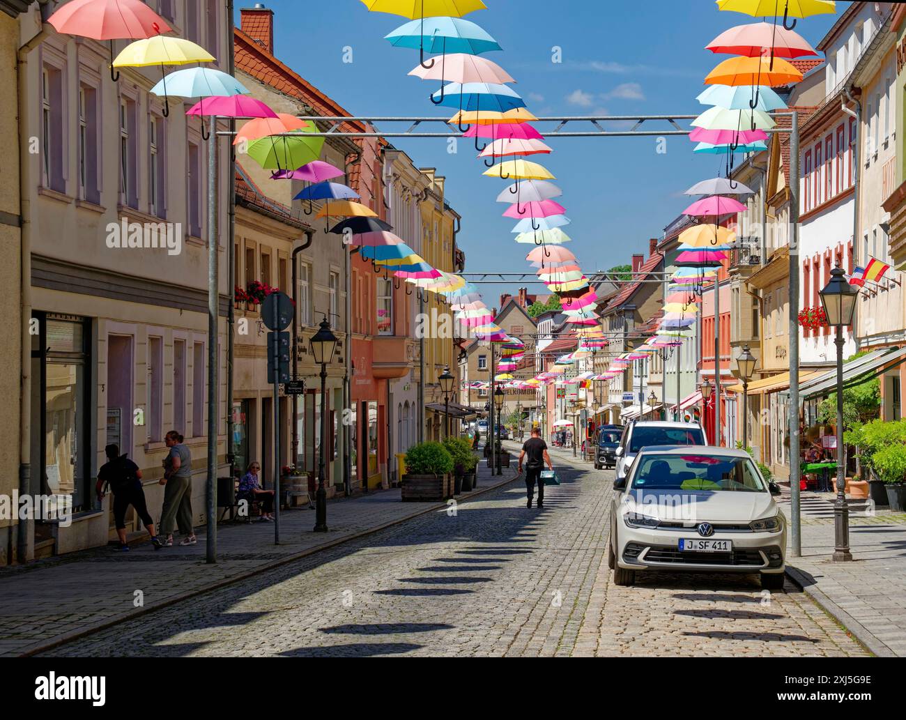Bunte Regenschirme als Stadtdekoration, Altstadt von Eisenberg, Saale-Holzland, Thüringen, Deutschland Stockfoto