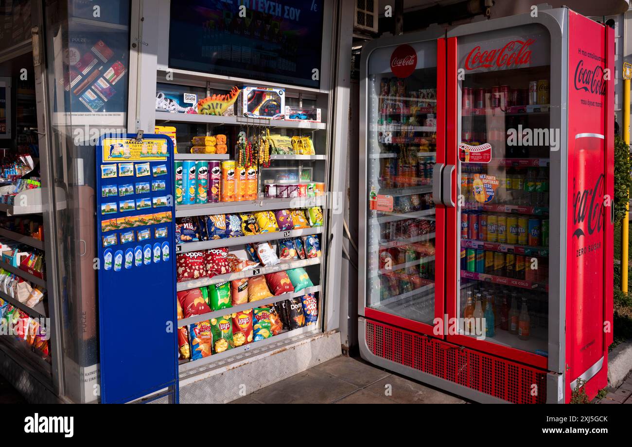 Kiosk, Coca Cola, Logo, alkoholfreie Getränke, Chips, Souvenirs, Thessaloniki, Mazedonien, Griechenland Stockfoto