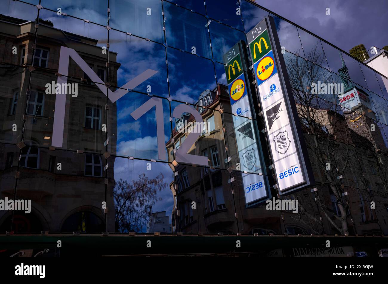 Glasfassade mit Logo McDonalds, M12, Lidl, Mauritius, Besic, Bosch, Marienstraße, Stadtzentrum, Stuttgart, Baden-Württemberg, Deutschland Stockfoto
