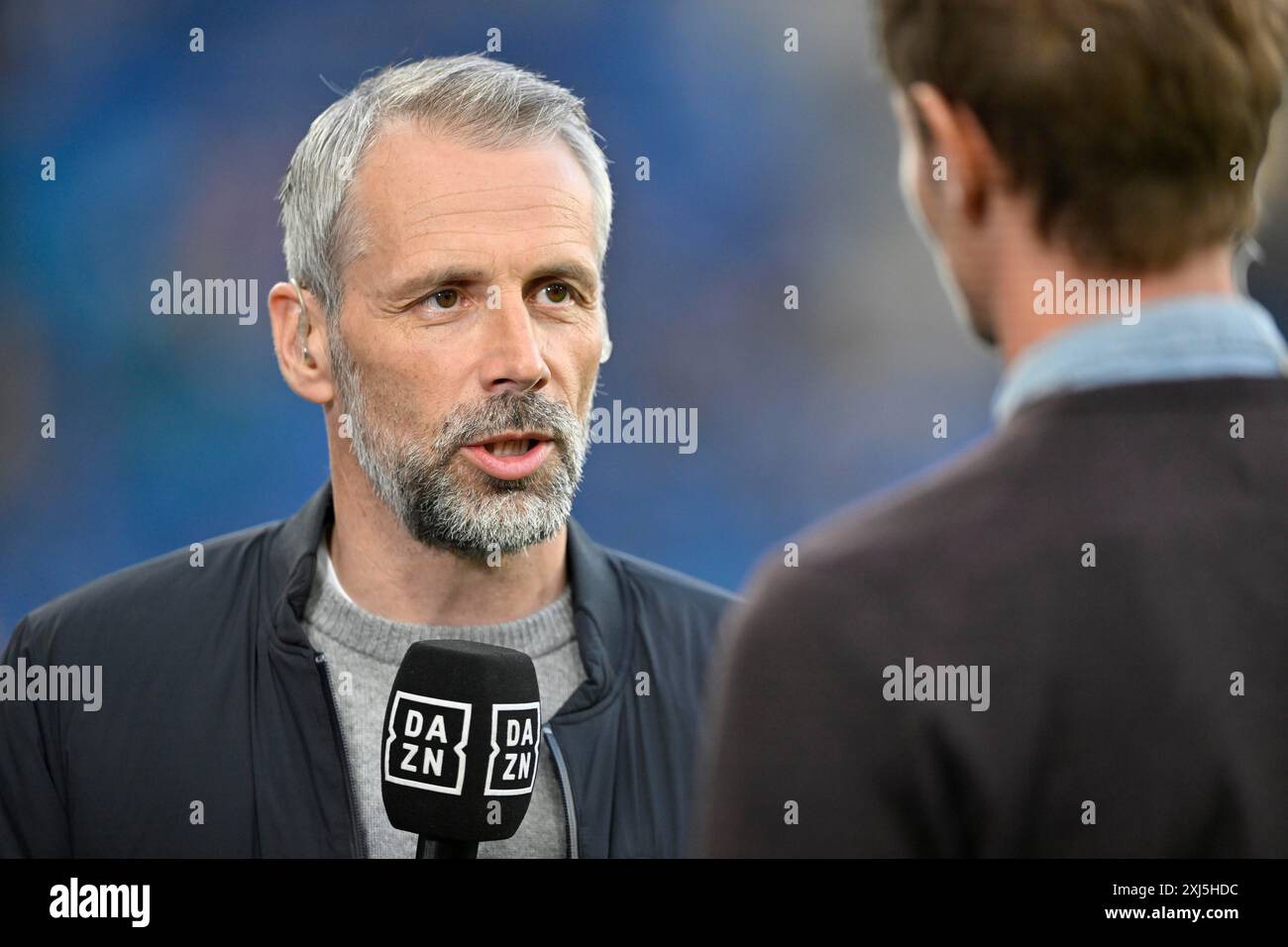 Trainer Marco Rose RasenBallsport Leipzig RBL, Porträt, Interview, Mikrofon, Mikrofon, Logo, DAZN, PreZero Arena, Sinsheim, Baden-Württemberg Stockfoto