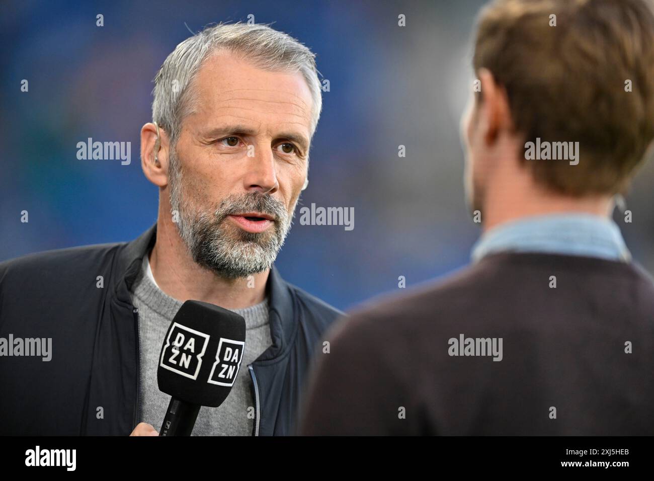 Trainer Marco Rose RasenBallsport Leipzig RBL, Porträt, Interview, Mikrofon, Mikrofon, Logo, DAZN, PreZero Arena, Sinsheim, Baden-Württemberg Stockfoto