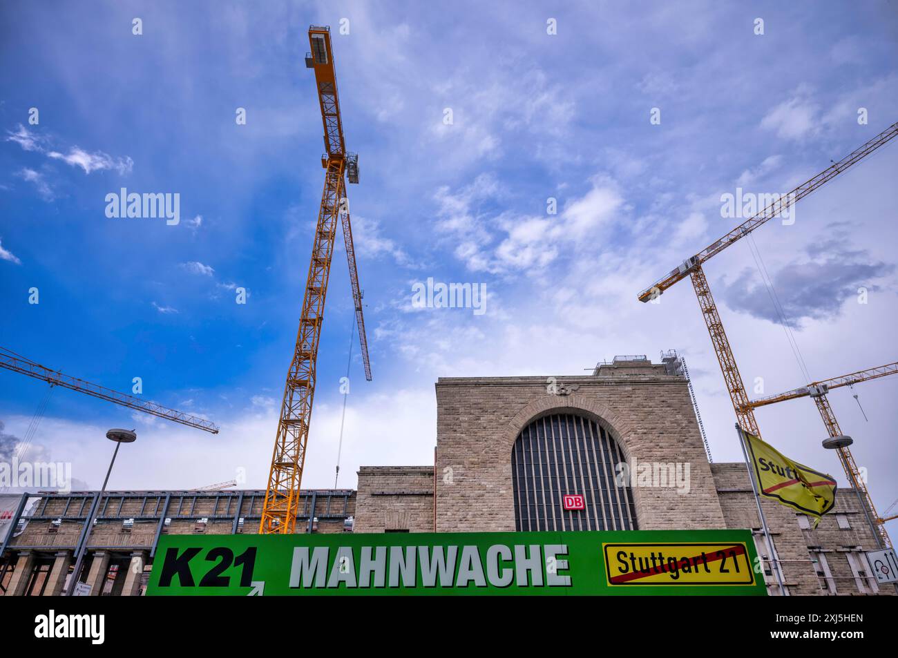 Poster, Banner, K21 Mahnwache, Protest, alter Bonatzbaubahnhof, Krane, Baustelle, Stuttgart 21 unterirdisches Eisenbahnprojekt, Hauptbahnhof, Logo Stockfoto