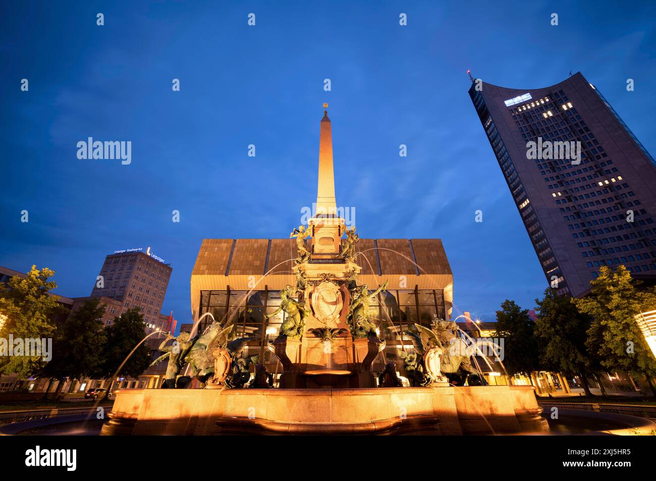 Gewandhaus, Konzerthaus, Mendebrunnen, City-Hochhaus, mdr, Logo, Europahochhaus, Augustusplatz, Abendstimmung, blaue Stunde, Leipzig, Sachsen, Deutschland Stockfoto