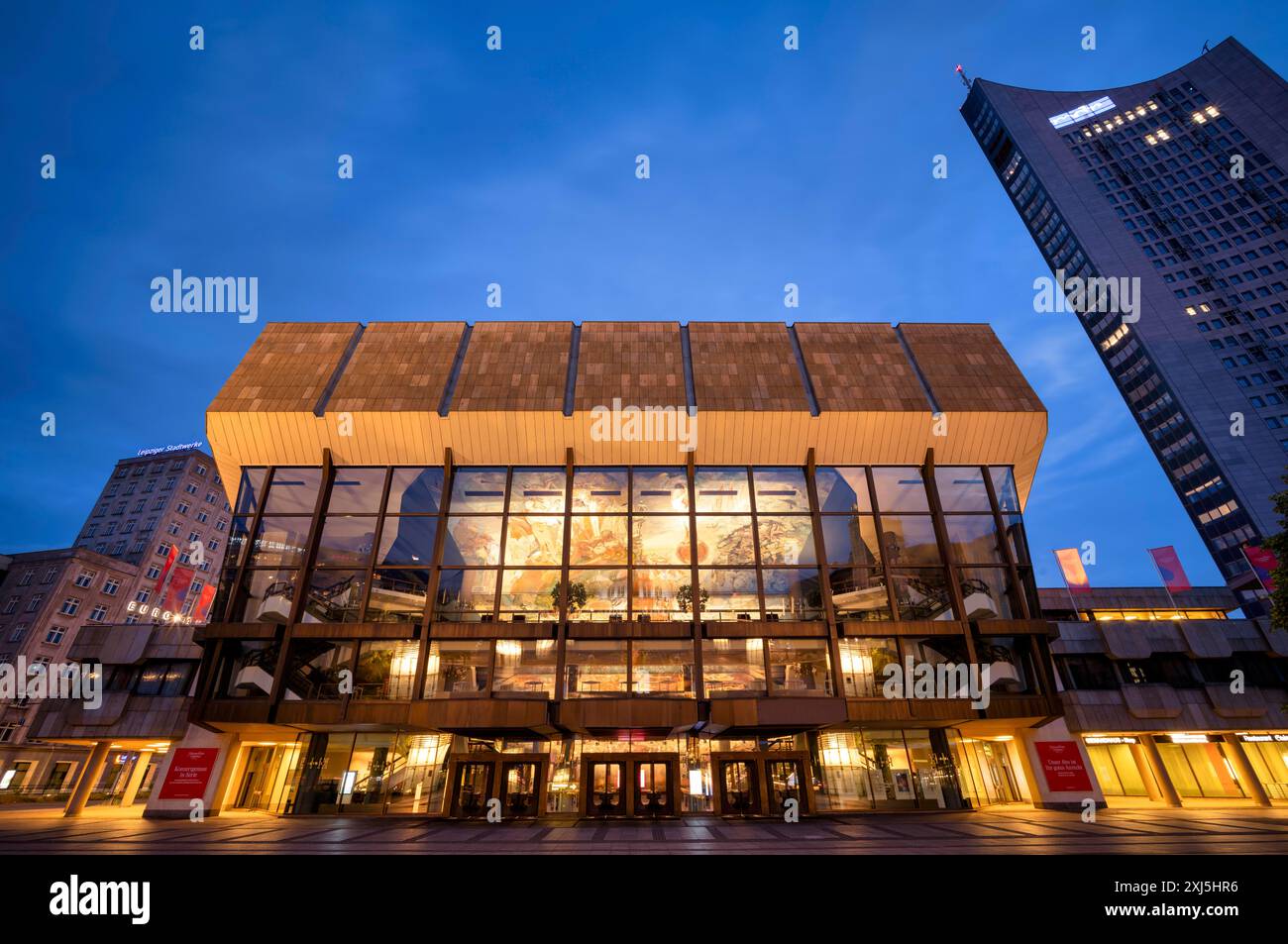 Gewandhaus, Konzerthalle, Stadthochhaus, mdr, Logo, Abendstimmung, blaue Stunde, Leipzig, Sachsen, Deutschland Stockfoto