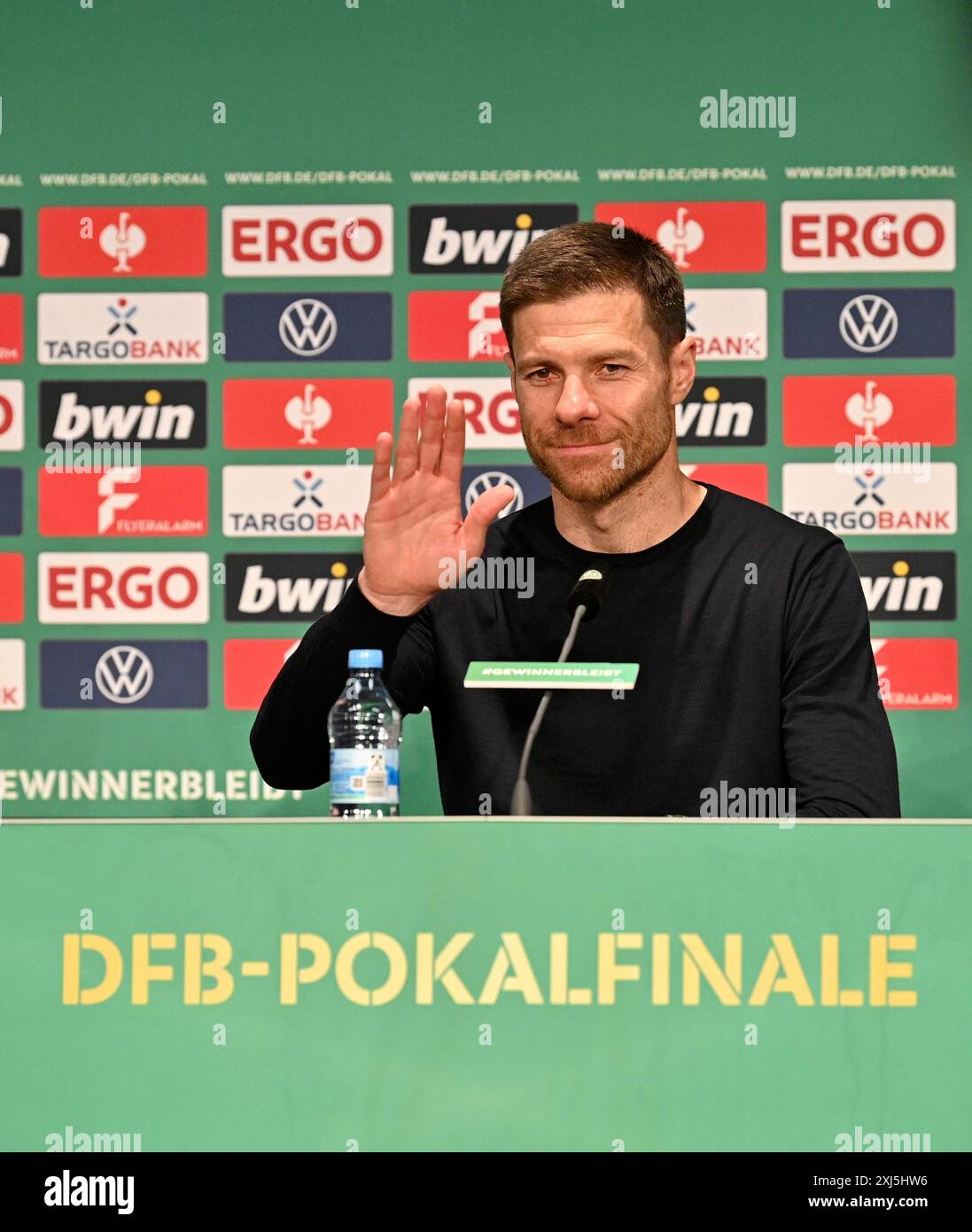 PK-Pressekonferenz, Coach Xabi Alonso Bayer 04 Leverkusen, Geste, Gesten, Logo, 81. DFB-Cup-Finale 2024, Olympiastadion Berlin, Deutschland Stockfoto