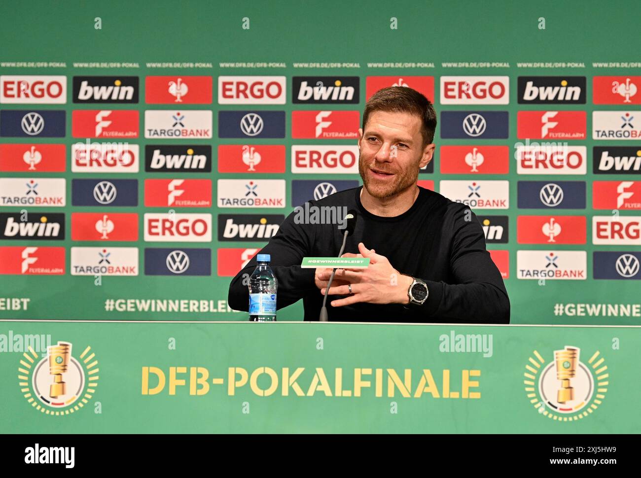 PK-Pressekonferenz, Coach Xabi Alonso Bayer 04 Leverkusen, Geste, Gesten, Logo, 81. DFB-Cup-Finale 2024, Olympiastadion Berlin, Deutschland Stockfoto