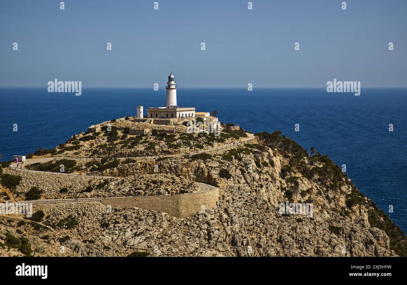 Leuchtturm Far de Formentor an der felsigen Küste Mallorcas mit blauem Himmel Stockfoto