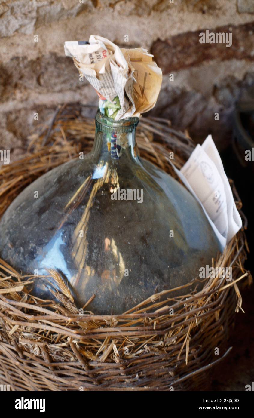 Die Herstellung von Mirabellen-Pflaumen-Eau-de-vie in einem Demijohn Stockfoto