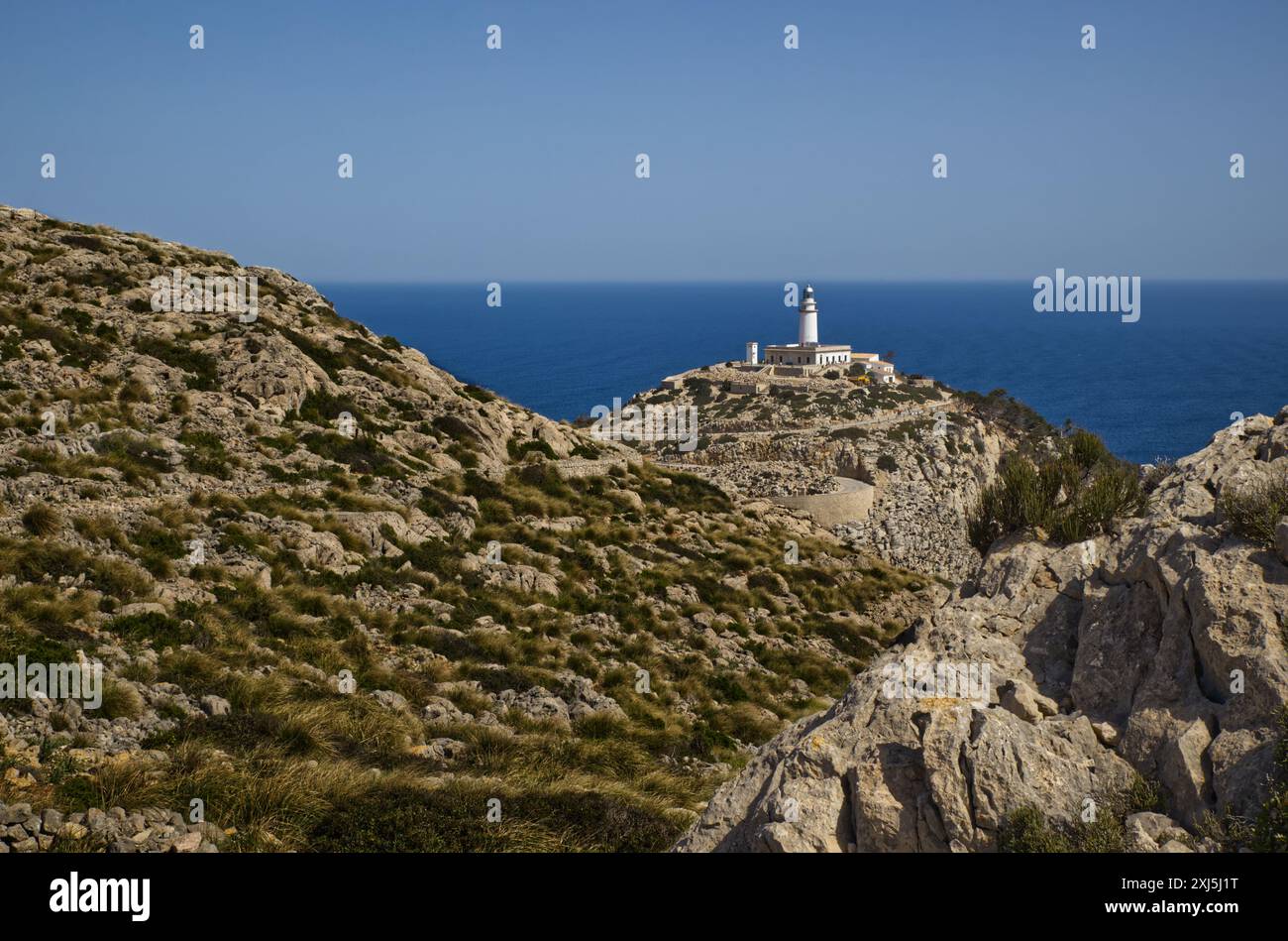 Leuchtturm Far de Formentor an der felsigen Küste Mallorcas mit blauem Himmel Stockfoto