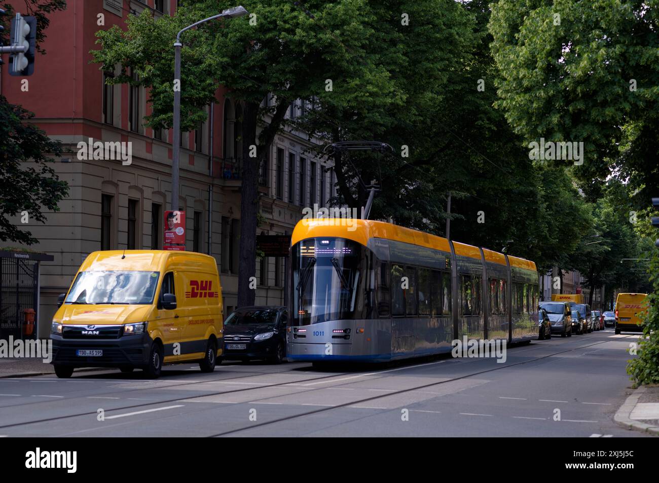 Straßenbahn, Lieferfahrzeug, DHL-Zustelldienst, Logo, Leipzig, Sachsen, Deutschland Stockfoto