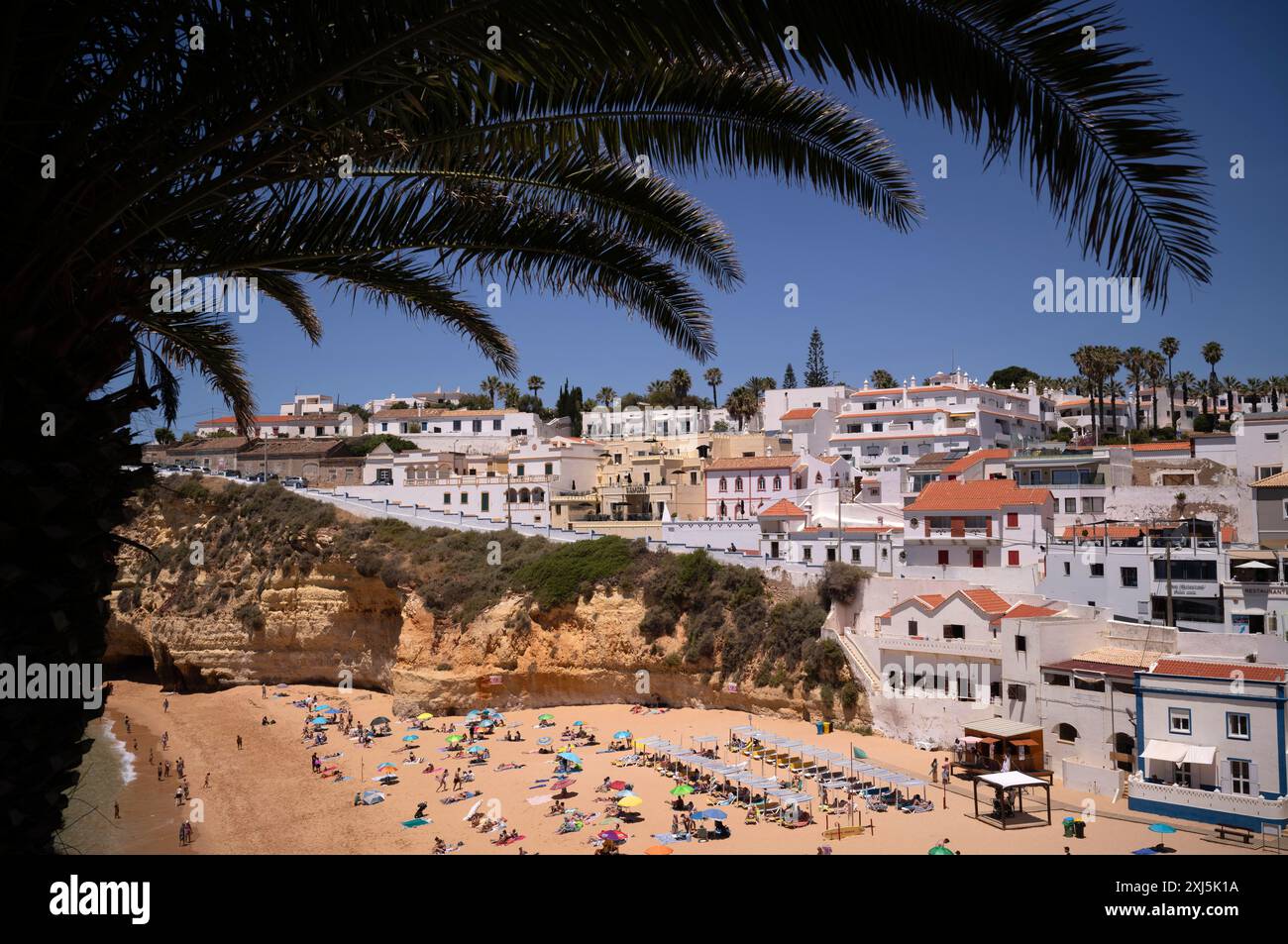 Praia de Carvoeiro, Badestrand, Sandstrand, Badegäste, Carvoeiro, Algarve, Portugal Stockfoto