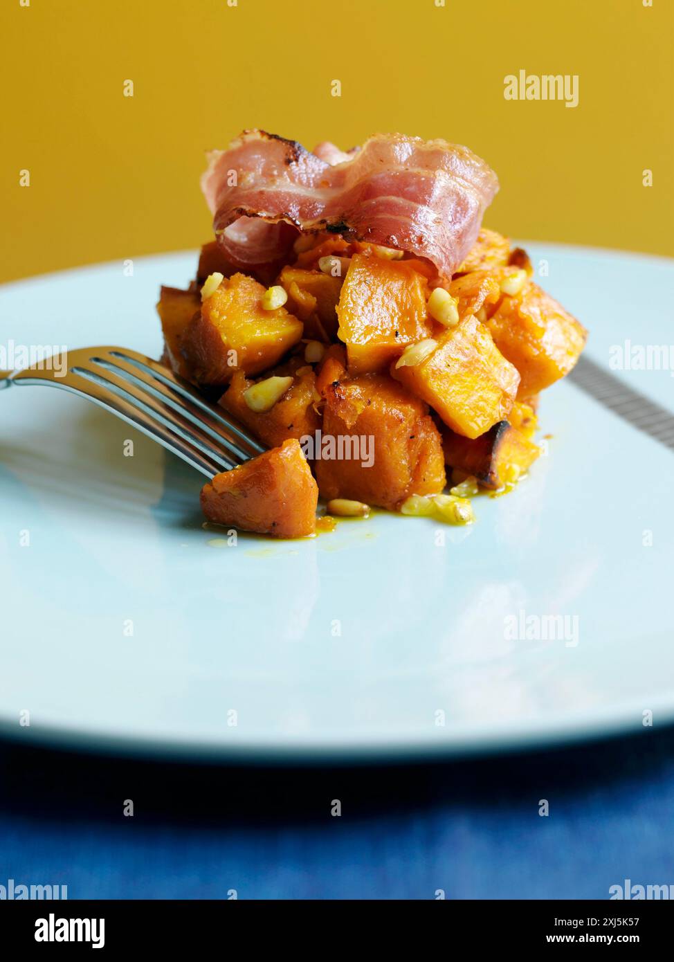 Kürbis-Gratin mit Speck Stockfoto