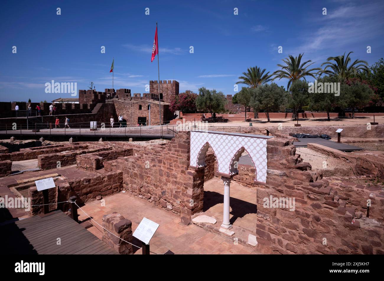 Archäologische Stätte, Ausgrabungen, orientalisch, byzantinisches Tor, Burg, Castelo de Silves, Silves, Algarve, Portugal Stockfoto