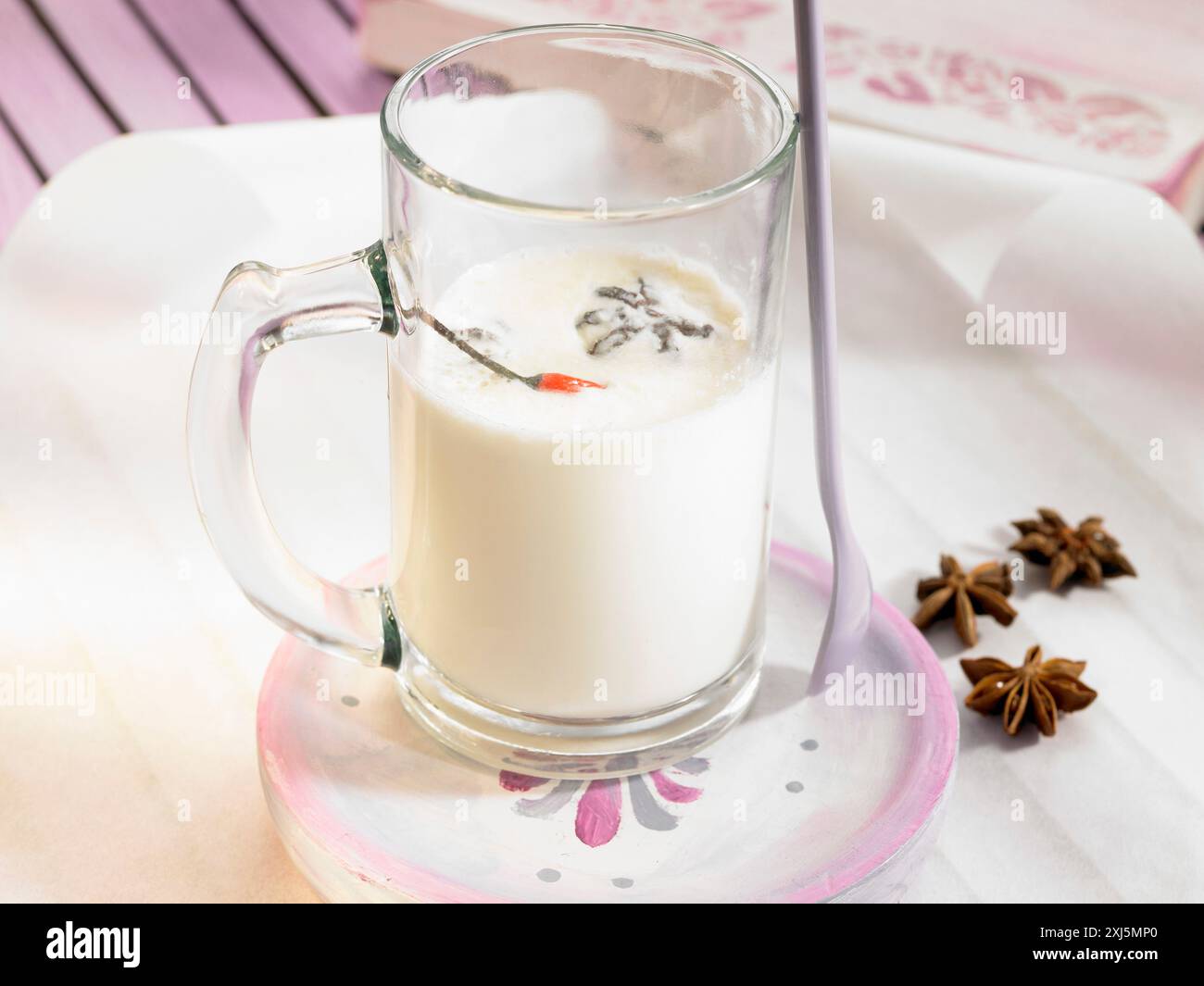 Kokosmilch mit Sternanis und Chili Stockfoto
