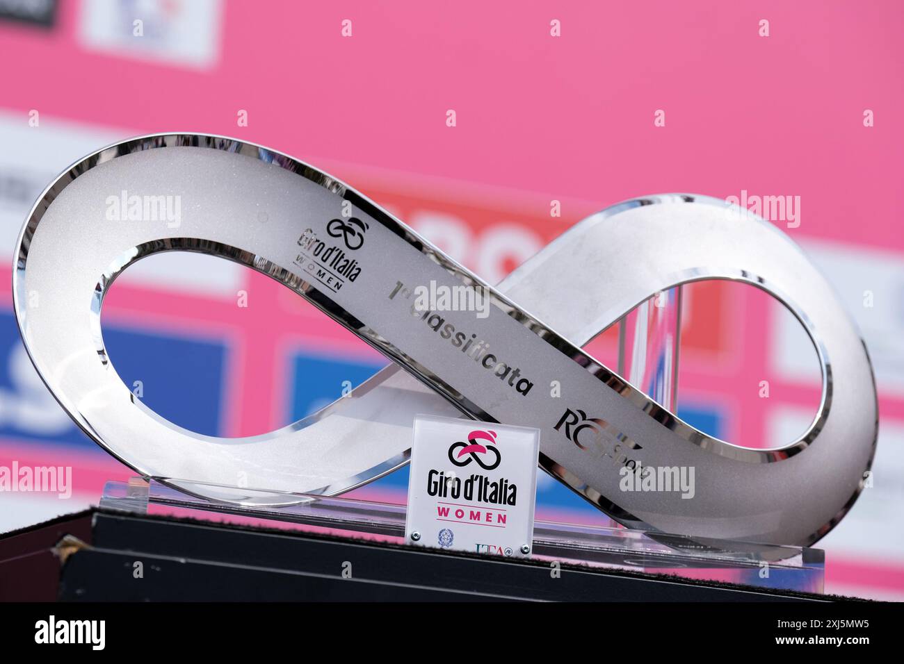 Die Trophäe „Infinite Light“ für die Gewinnerin des Radsports Giro d'Italia Women 2024. Stockfoto