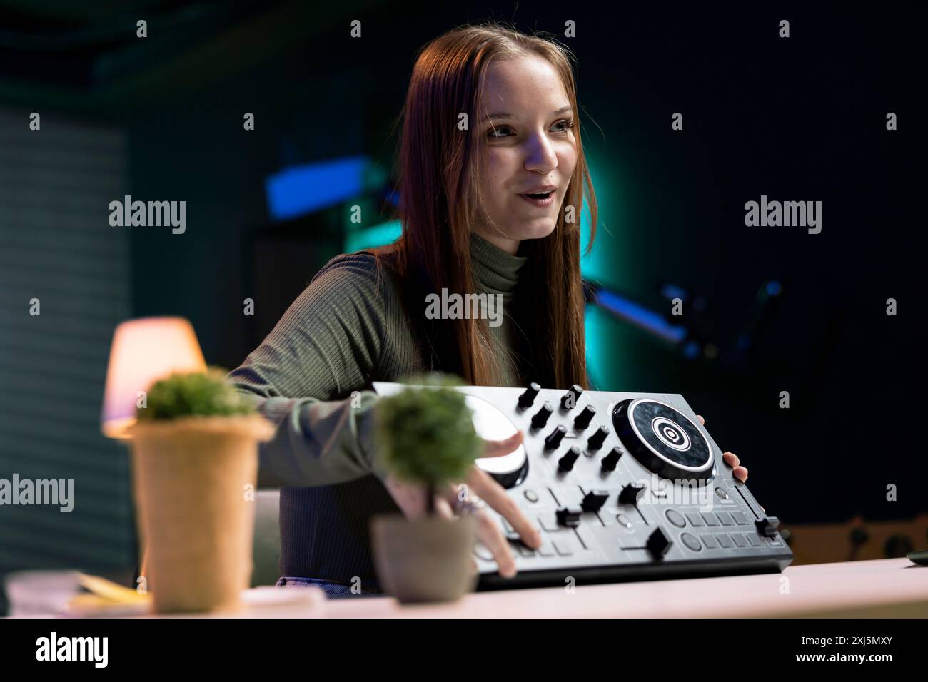 Content Creator macht Werbegeschenke für Abonnenten von Online-Kanälen und bietet den treuesten Fans DJ-Controller an. Medienstar schenkt den Zuschauern gern einen professionellen Soundmixer, der beim Wettbewerb mitmacht Stockfoto