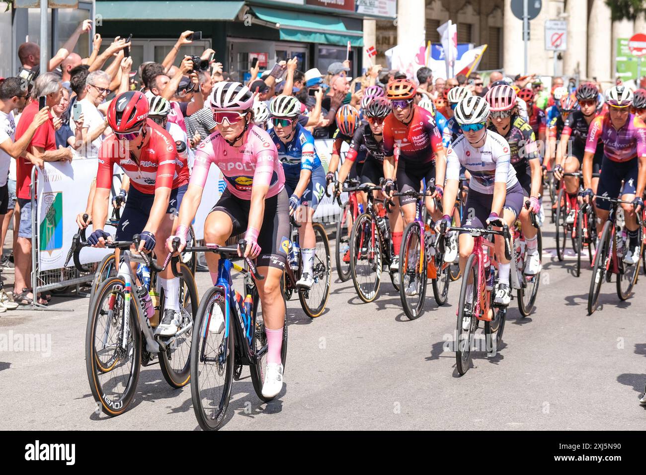 ELISA Longo Borghini (ITA) von LIDL Trek in Pink Jersey führt die Gruppe während des Radsports Giro d’Italia Women 2024 auf der 8. Endphase von Pescara nach L’Aquila an. Stockfoto