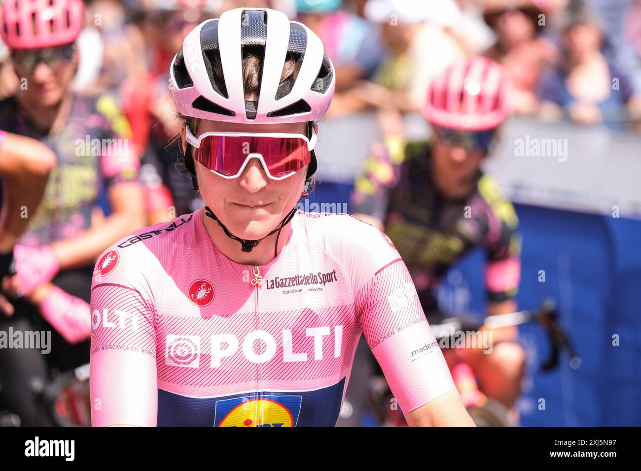 ELISA Longo Borghini (ITA) von LIDL Trek trägt rosa Jersey während der Radtour Giro d’Italia Women 2024, die die 8. Endphase von Pescara nach L’Aquila, Italien, verließ. Stockfoto