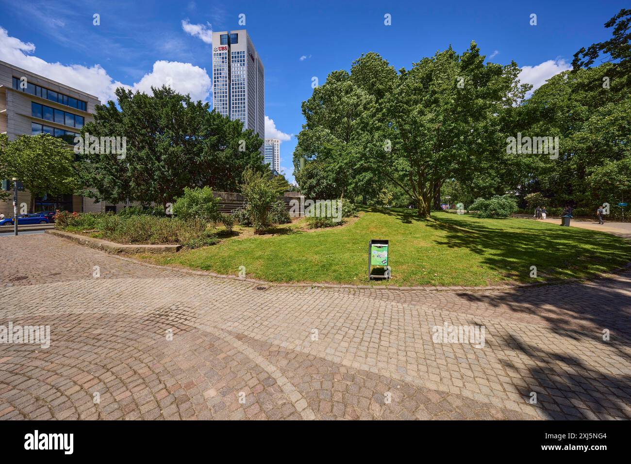 Taunusanlagen mit dem Hauptsitz der UBS im Opernturm in Frankfurt am Main, kreisfreie Stadt Hessen Stockfoto