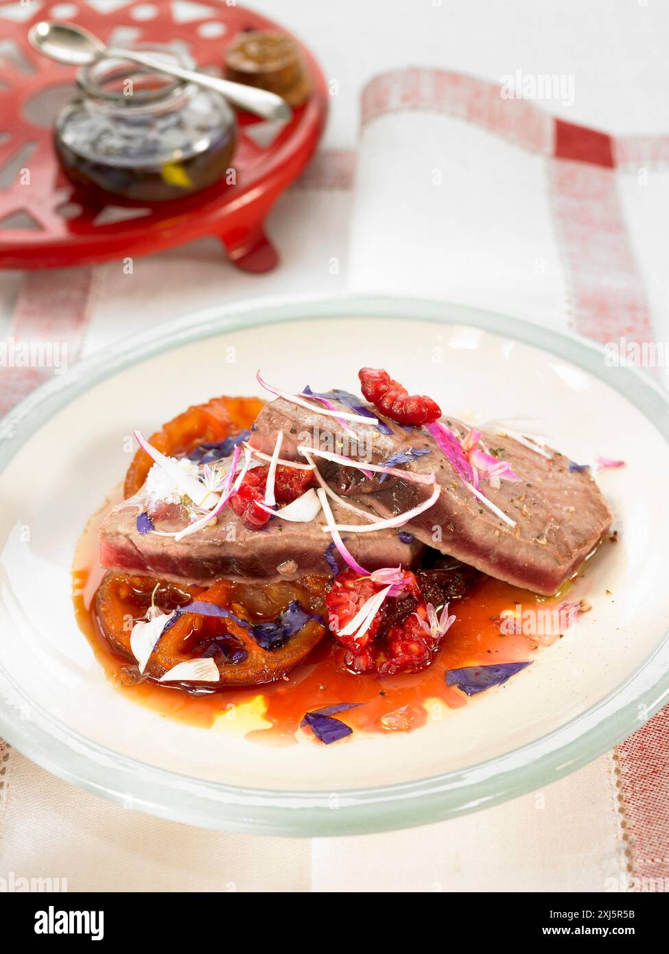 Thun mit Veilchen, Tomaten und Himbeeren (Thema: Rezepte mit Blumen) Stockfoto