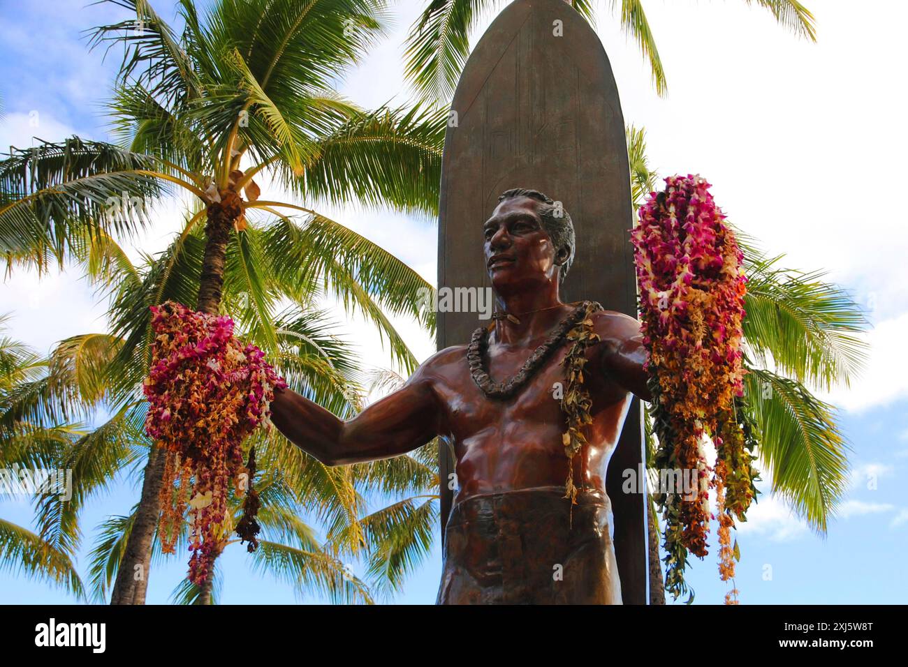 Berühmte Statue des Herzogs Kahanamoku. Duke gilt als der Vater des modernen Surfens, als Meister des Schwimmens, Surfens und Auslegerkanus-Paddelns Stockfoto