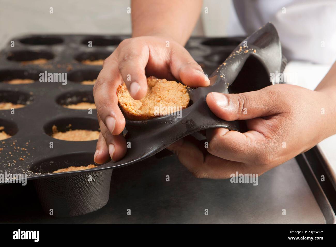 Kochen, indem Sie aus dem Silikon herausdrehen, Formen Sie die kleinen Kuchen Stockfoto