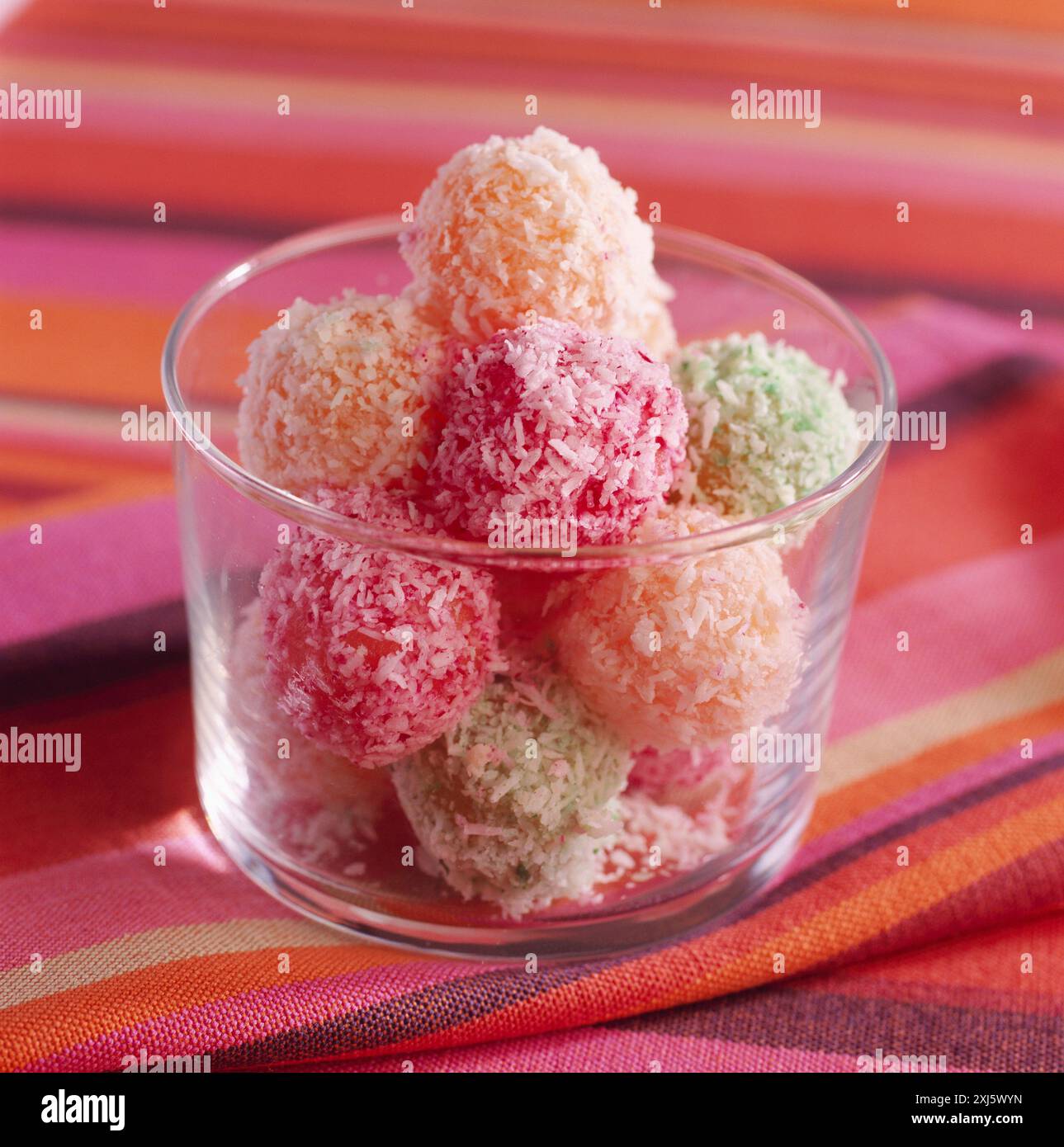 Fruchtpasta Trüffel mit geriebener Kokosnuss Stockfoto