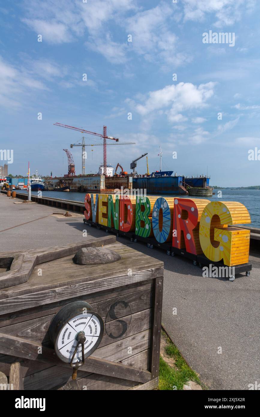 Seefahrt Svendborg, Werft, Kräne, Dock, Frederikso, Frederiks Island im Hafen, farbenfrohe Schriften, großer Gürtel, Ostsee, Fyn, Fyn Stockfoto
