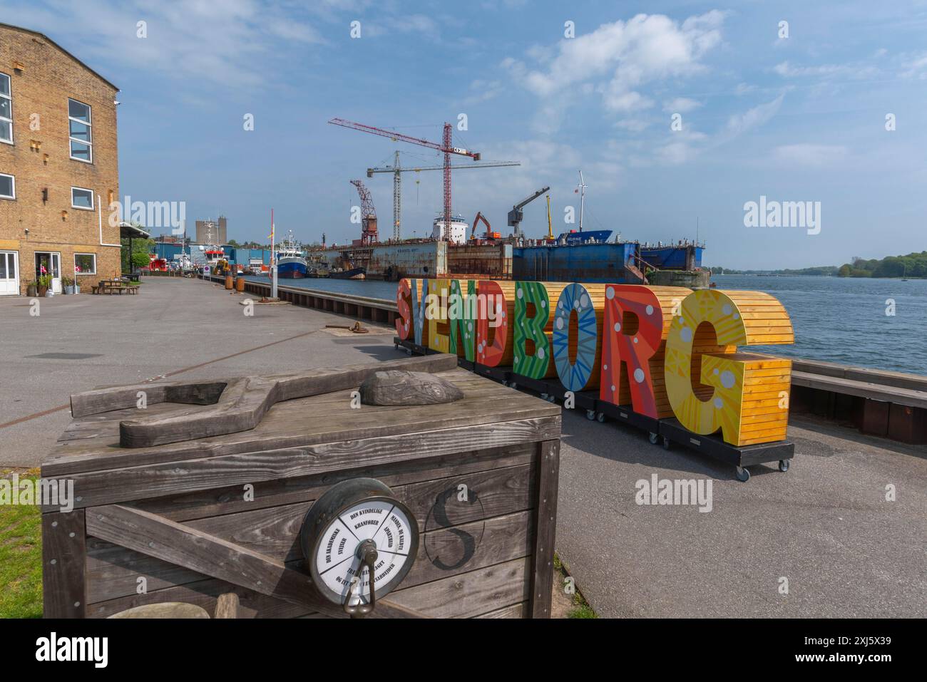 Seefahrt Svendborg, Werft, Kräne, Dock, Frederikso, Frederiks Island im Hafen, farbenfrohe Schriften, großer Gürtel, Ostsee, Fyn, Fyn Stockfoto
