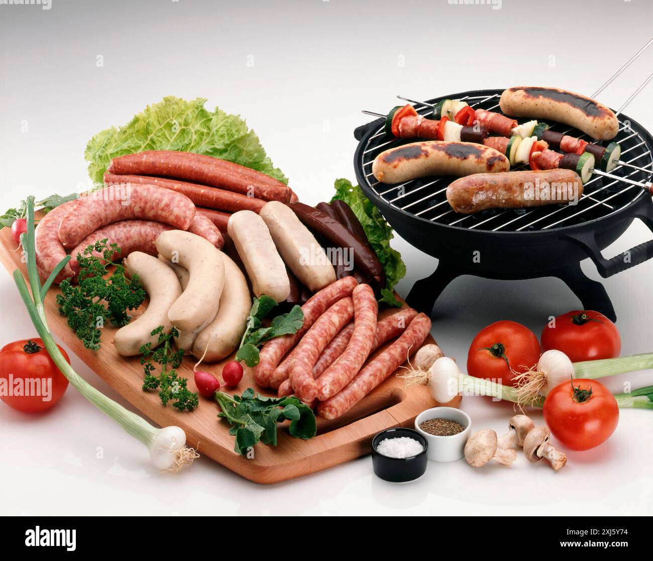 Würstchen auf dem Grill kochen Stockfoto