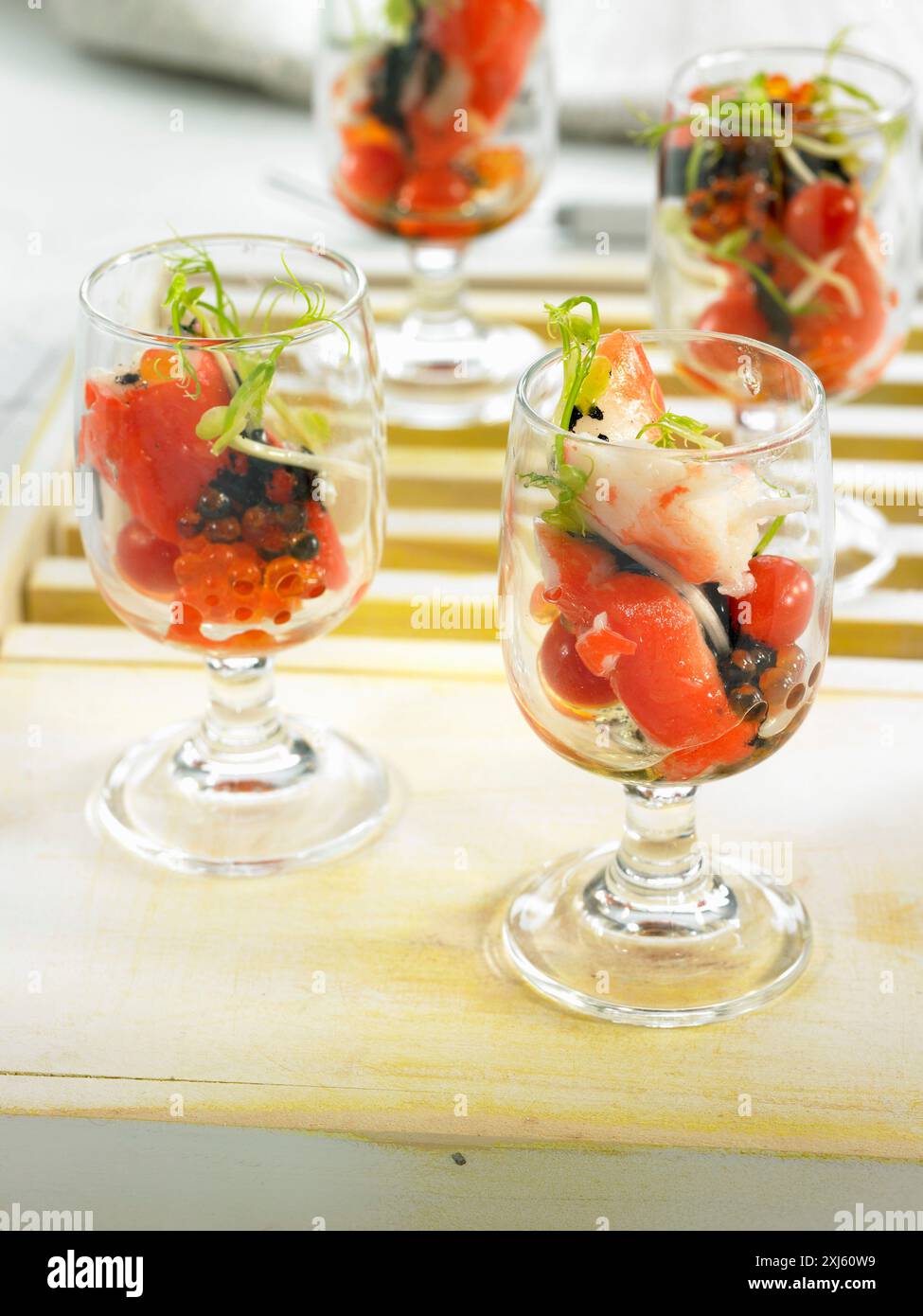 Krabben, Forellenrogen, Kirschtomaten und Spargelsprossen Verrines Stockfoto