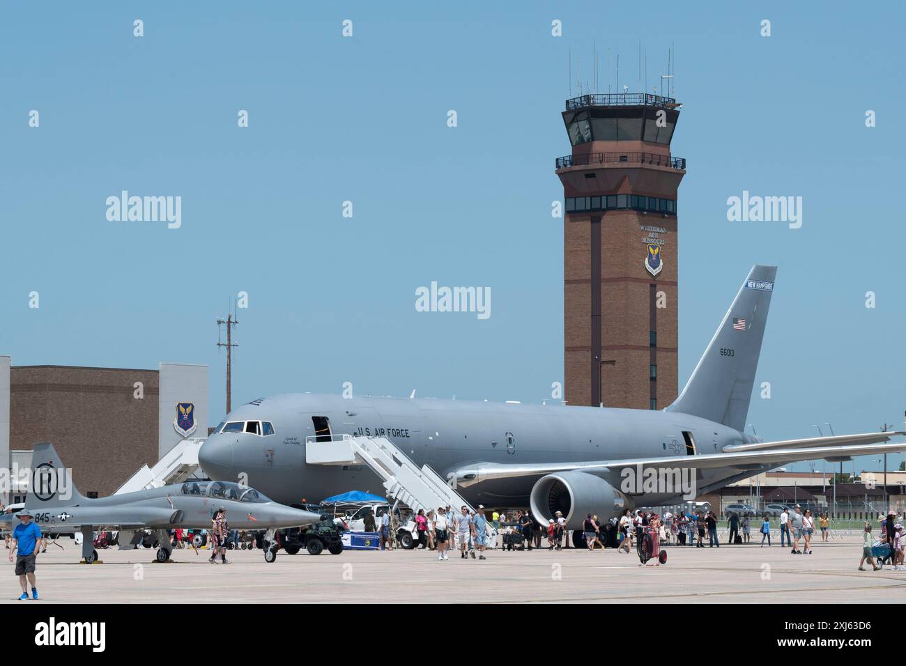 Während der Wings Over Whiteman Air Show 2024 auf der Whiteman Air Force Base, Mo., 14. Juli 2024, läuft eine Menschenmenge um die Fluglinie herum und beobachtet die KC-135 Stratotanker und T-38 Talon Flugzeuge der U.S. Air Force. Flugshows wie die WOW 2024 bieten der Öffentlichkeit die Möglichkeit, die Fähigkeiten der US-Militärflugzeuge in Aktion zu sehen. WOW ist eine alle zwei Jahre stattfindende Flugshow im Whiteman AFB. (Foto der U.S. Air Force von Tech. Anthony Hetlage) Stockfoto