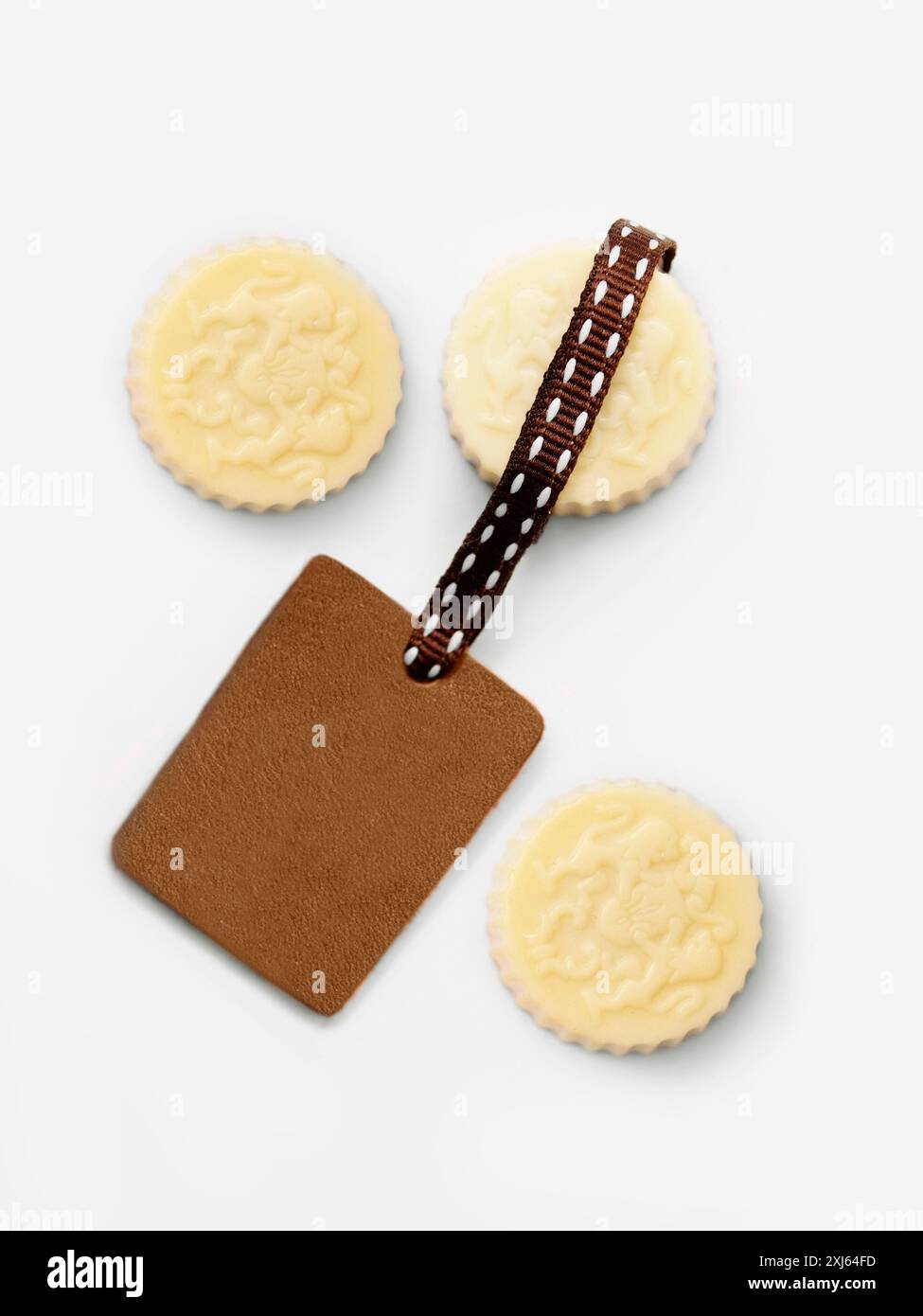 Drei weiße Pralinen und ein blanck-Tag Stockfoto