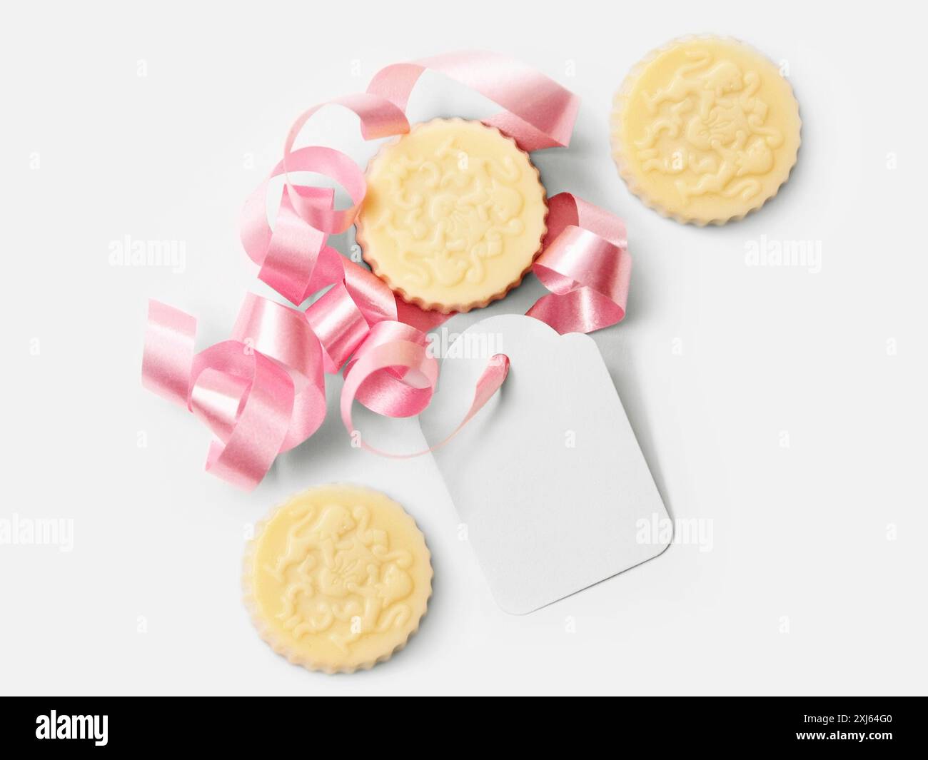 Weiße Schokolade, rosa Schleife und ein blanck-Tag Stockfoto
