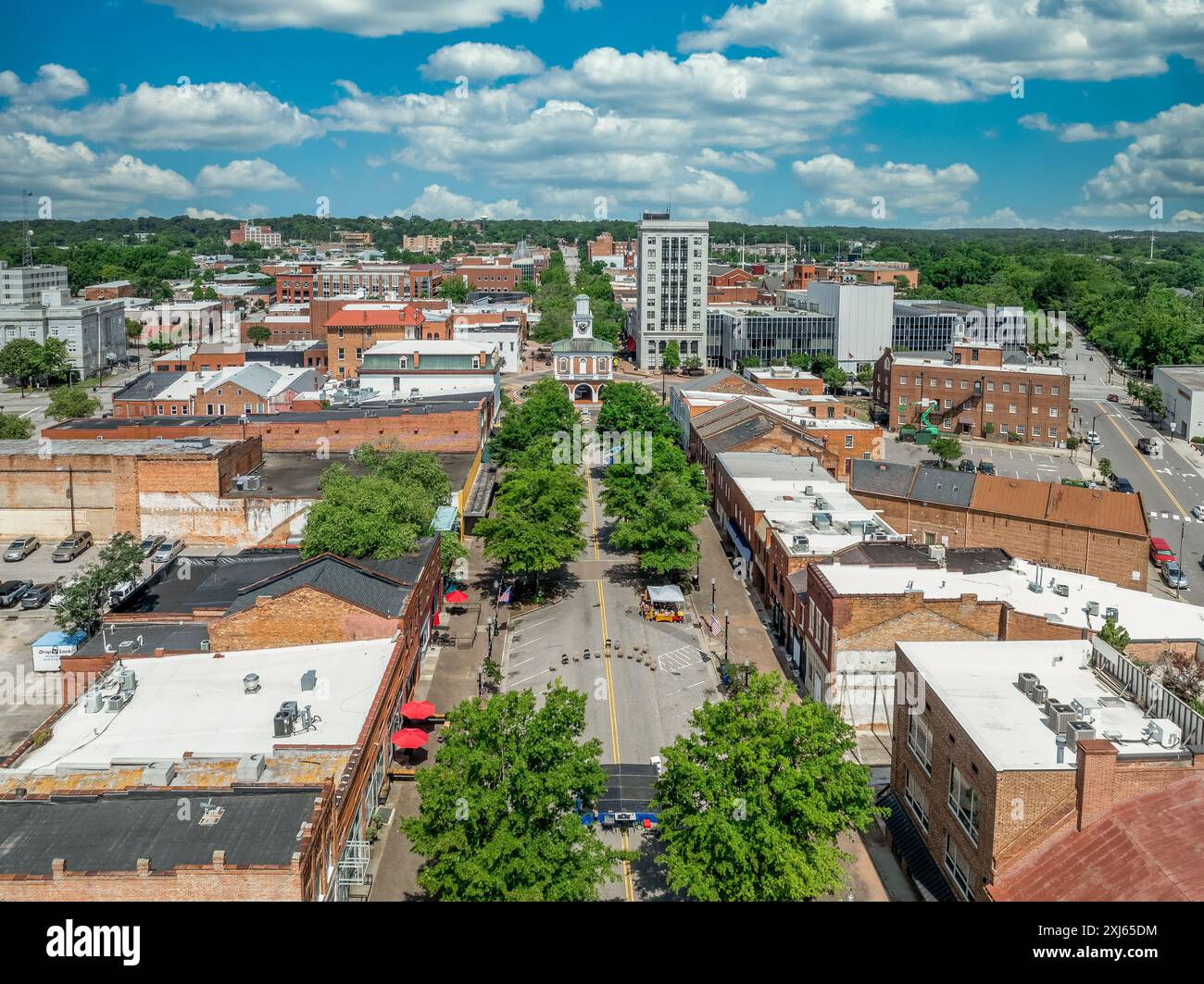 Blick aus der Vogelperspektive auf Fayetteville North Carolina, Geschäftsviertel im Stadtzentrum, Hauptstraße in Cumberland County First Baptist Church. Regierungsgebäude Stockfoto