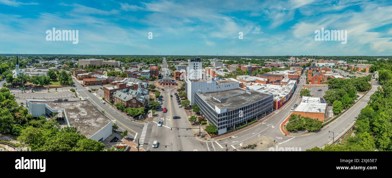 Blick aus der Vogelperspektive auf Fayetteville North Carolina, Geschäftsviertel im Stadtzentrum, Hauptstraße in Cumberland County First Baptist Church. Regierungsgebäude Stockfoto